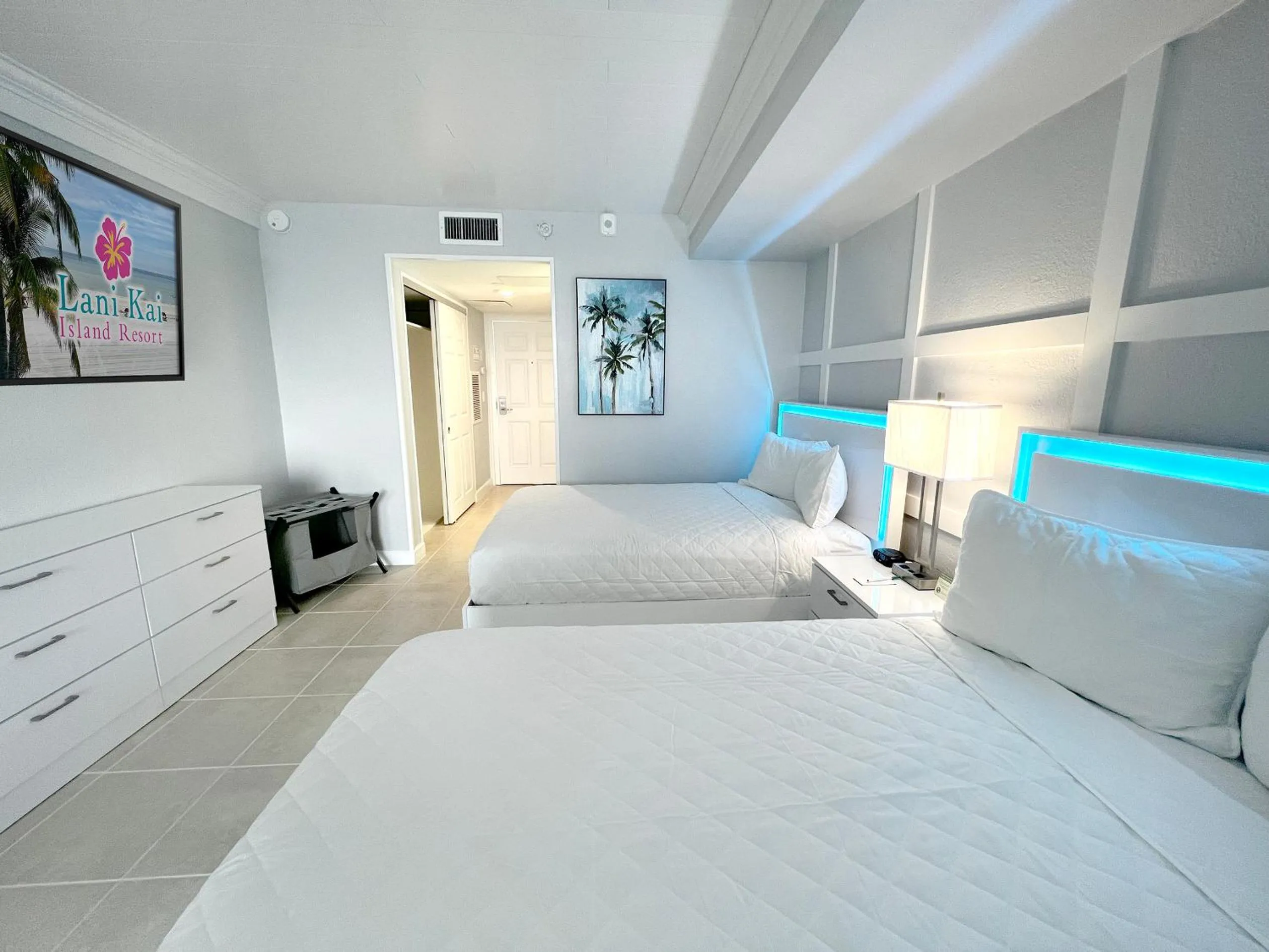 Facade/entrance, Bed in Lani Kai Island Resort