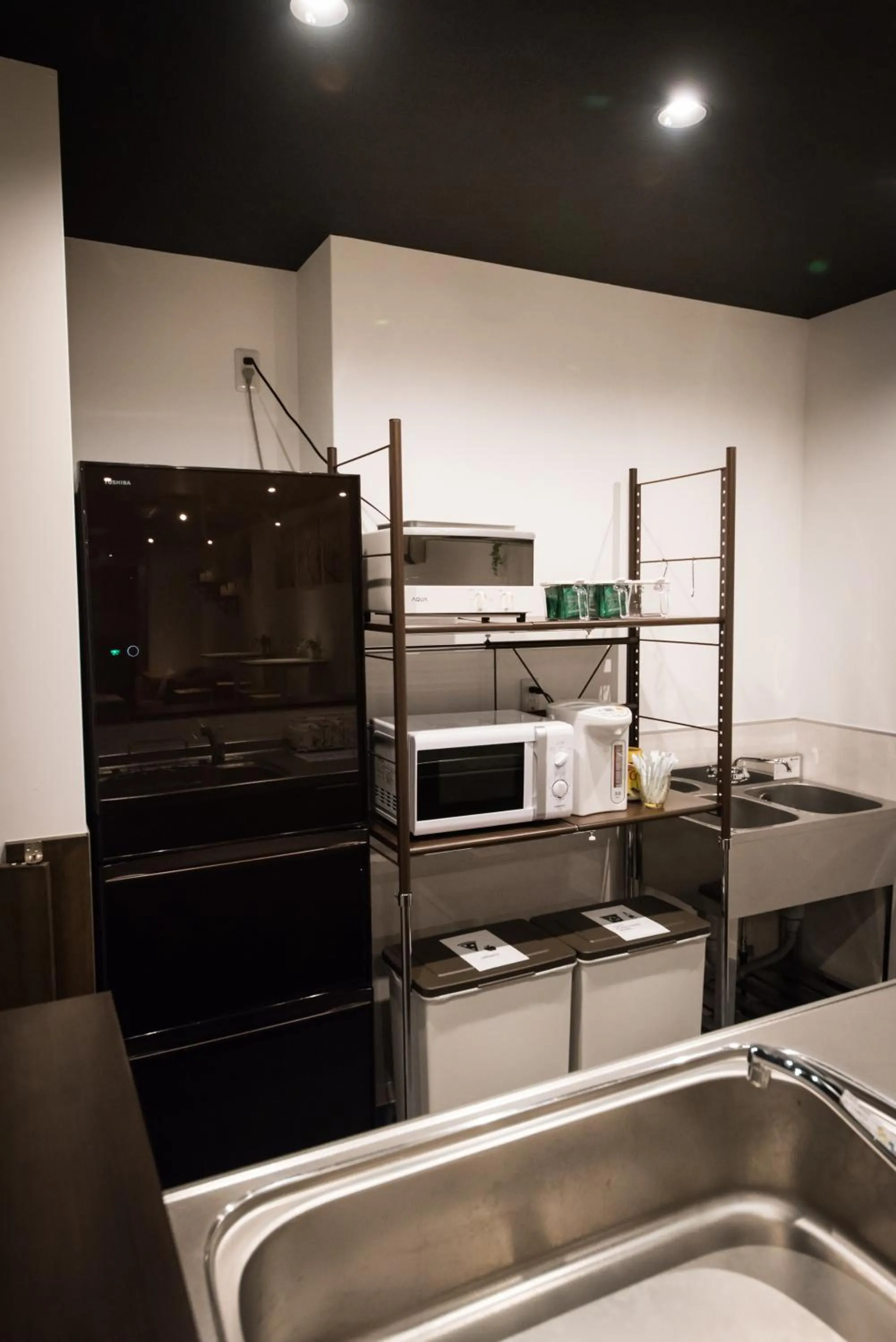 Communal kitchen in KIZUNA HOTEL Gojo Kiyomizu-dera Kamogawa