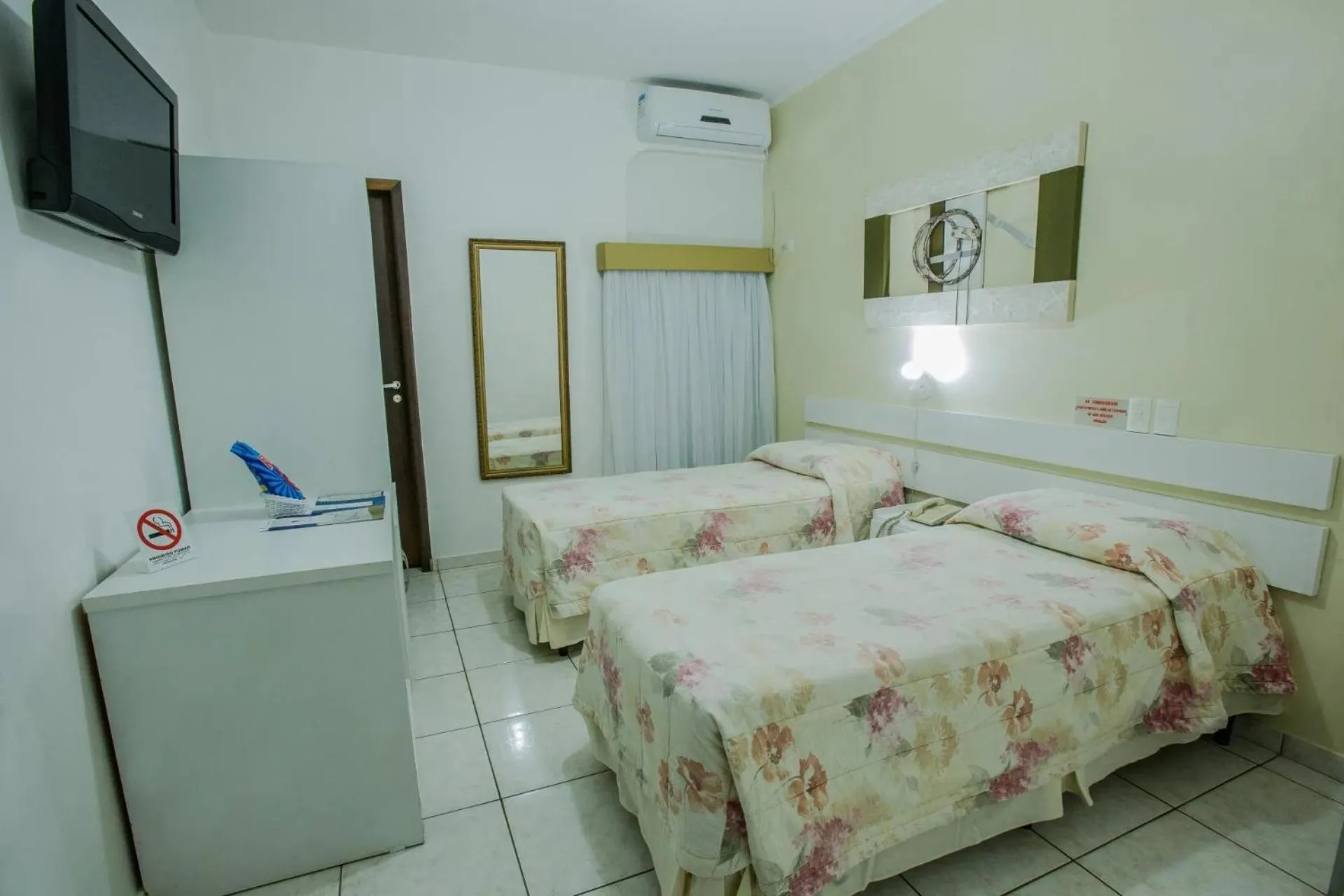 Shower, Bed in Foz Presidente Economic Hotel