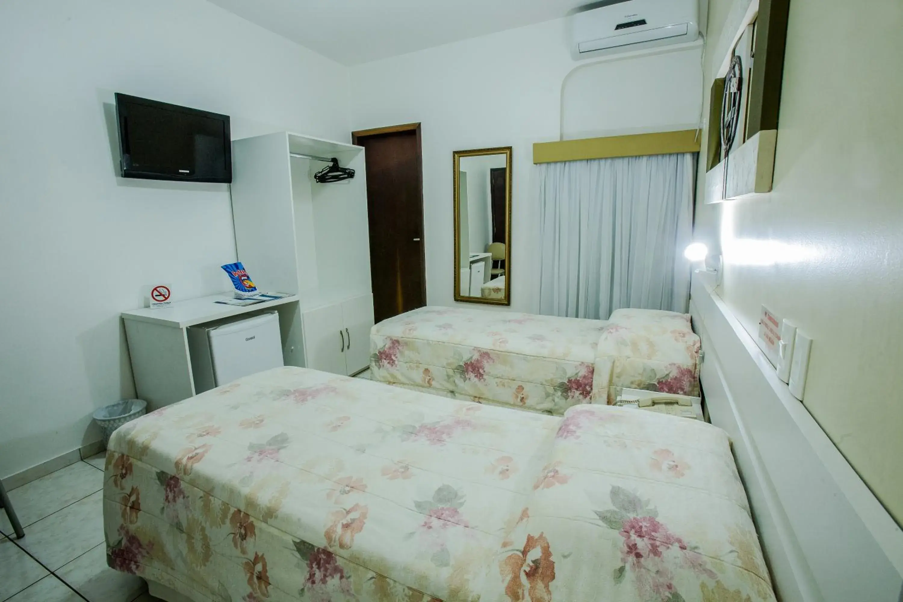 Shower, Bed in Foz Presidente Economic Hotel Shower, Bed in Foz Presidente Economic Hotel