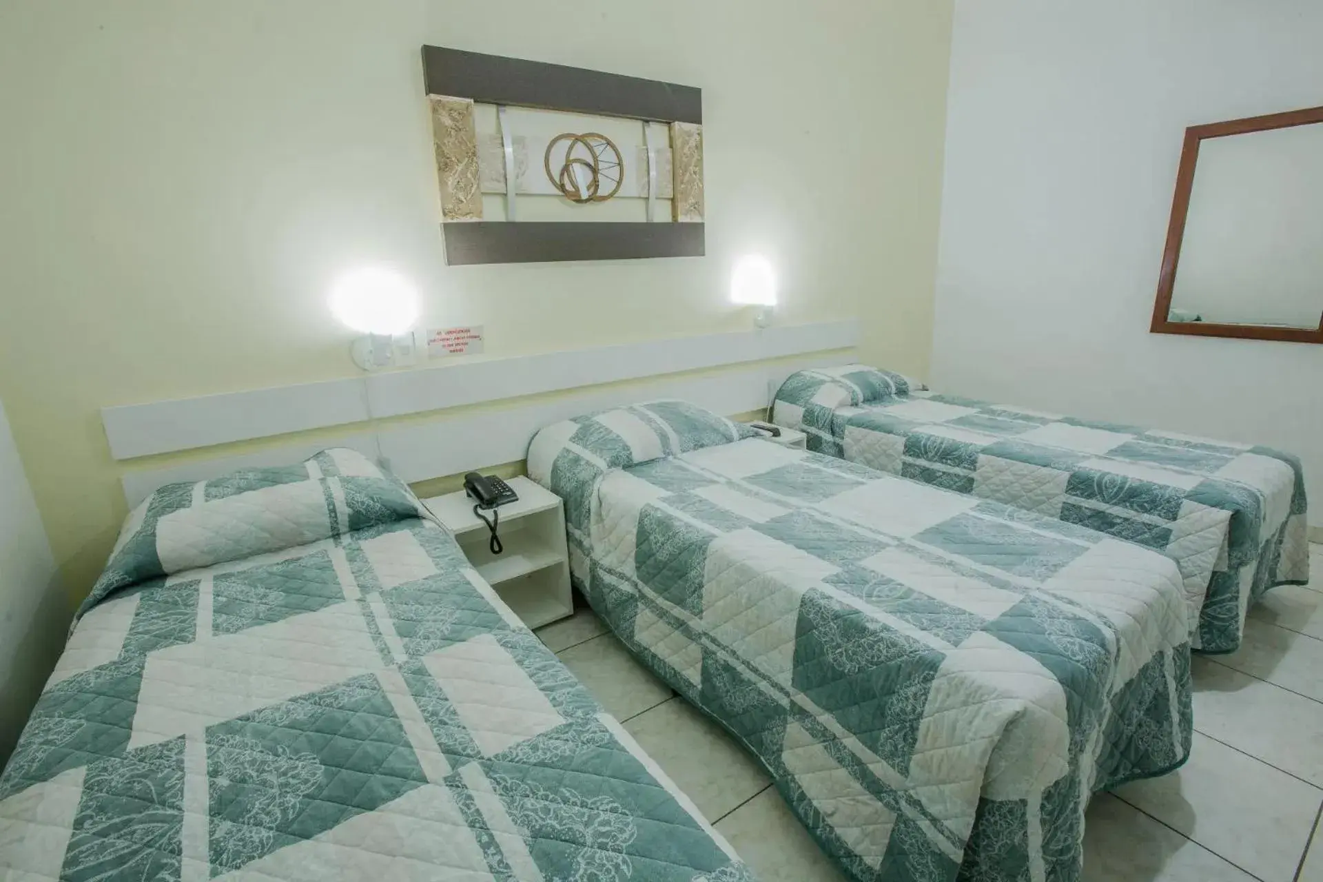 Shower, Bed in Foz Presidente Economic Hotel Shower, Bed in Foz Presidente Economic Hotel