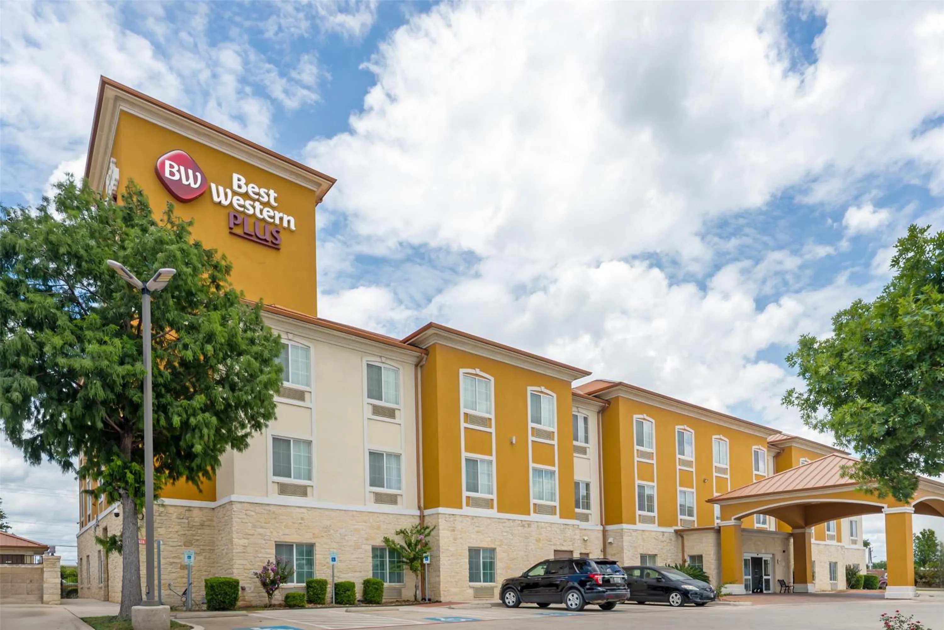 Property building in Best Western Plus San Antonio East Inn & Suites