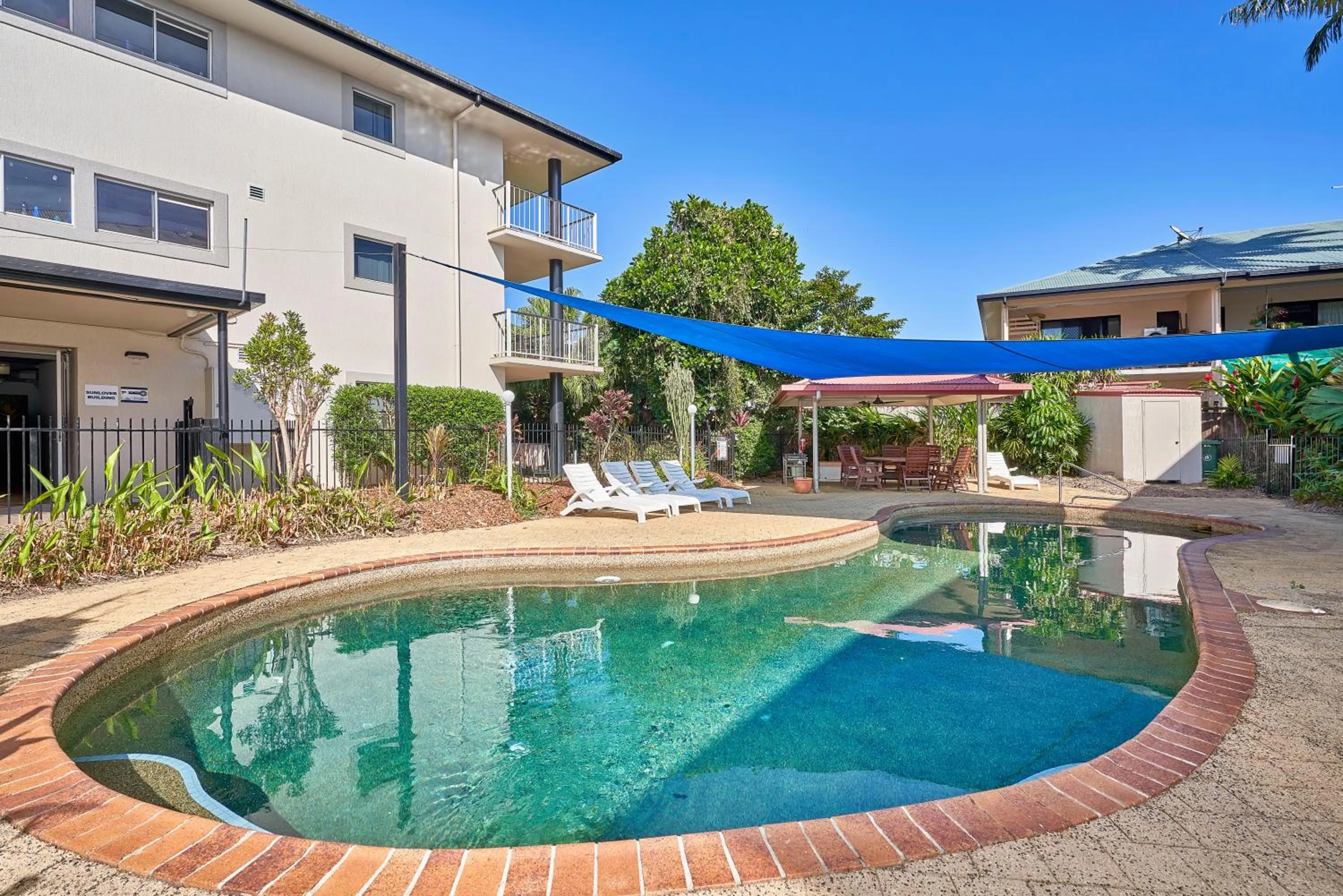 Swimming pool in Cairns Reef Apartments & Motel