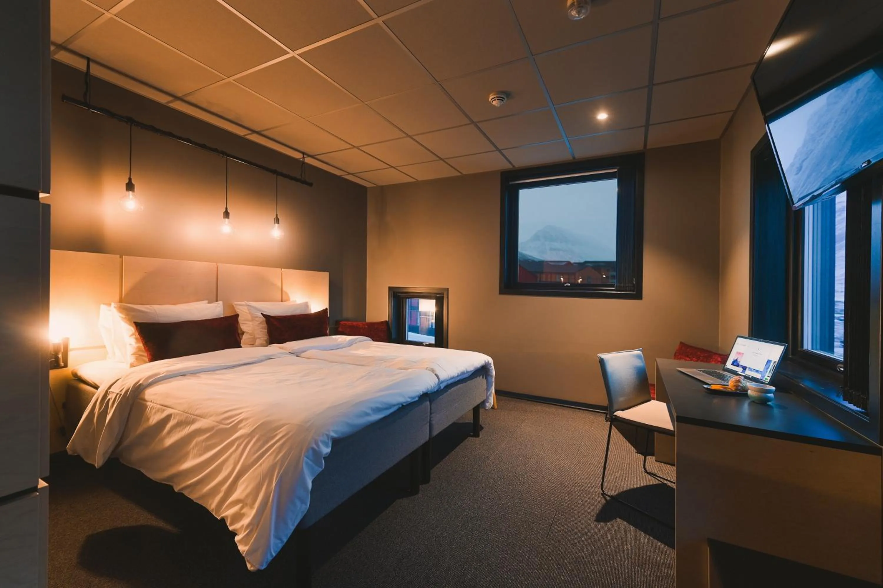 Bedroom, Bed in Svalbard Hotell | The Vault