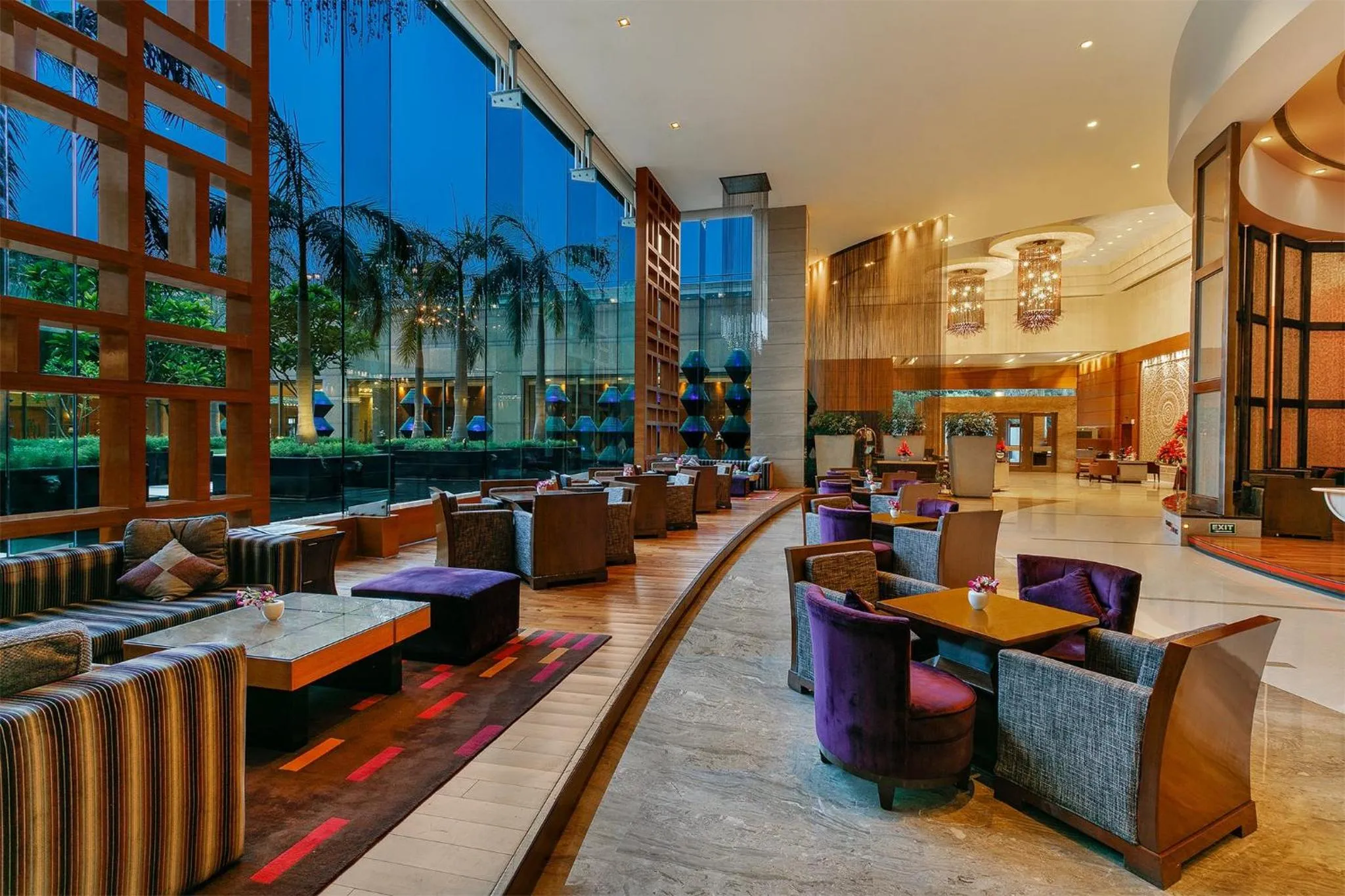 Lounge or bar in Crowne Plaza Today Gurugram by IHG