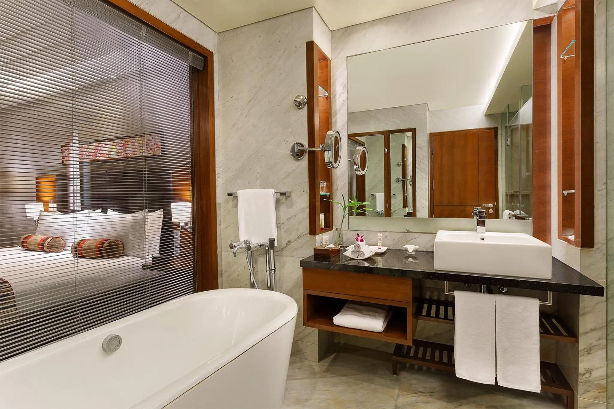 Bathroom, Bed in Crowne Plaza Today Gurugram by IHG