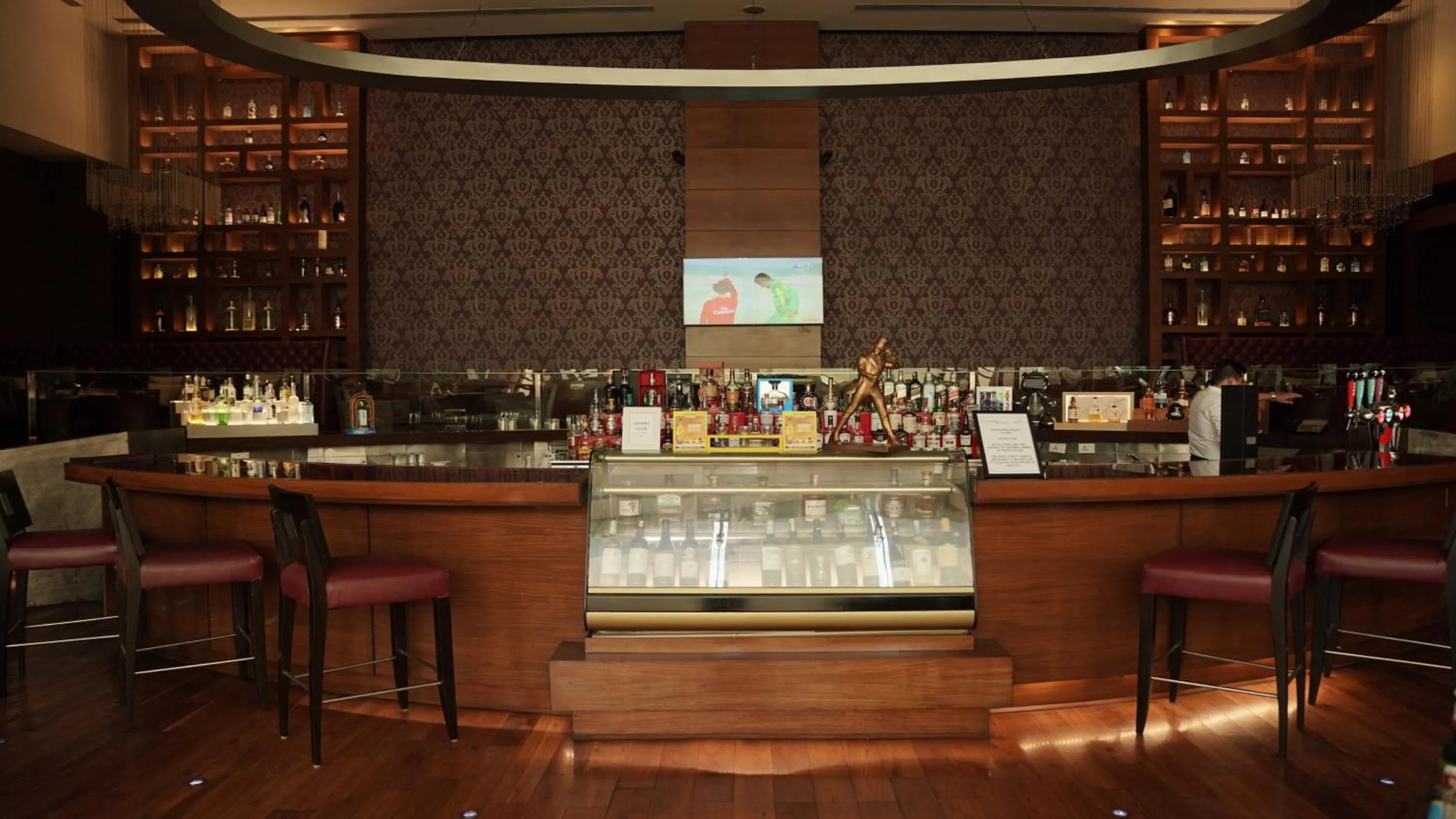 Lounge or bar in Crowne Plaza Today Gurugram by IHG