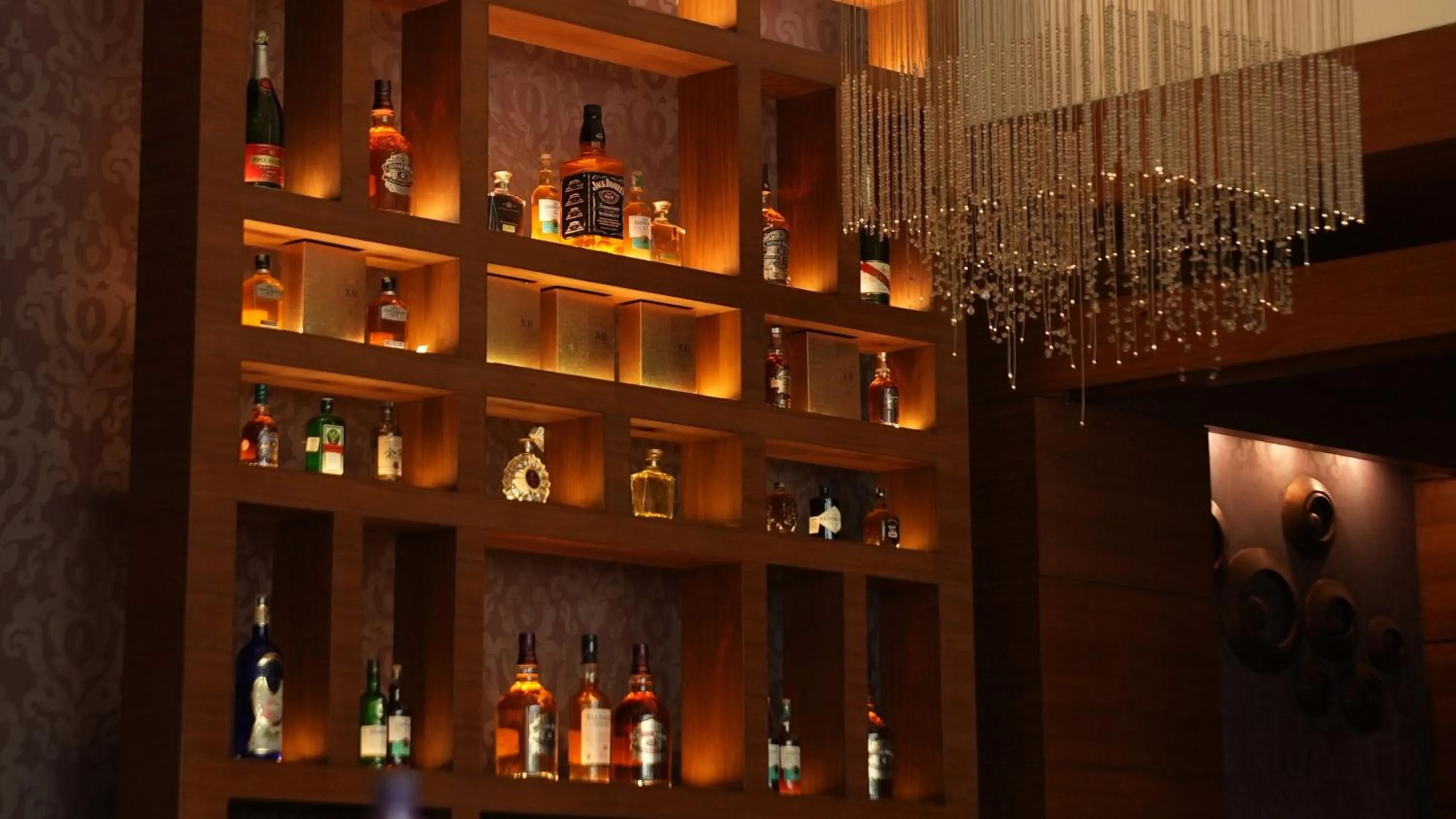 Lounge or bar in Crowne Plaza Today Gurugram by IHG