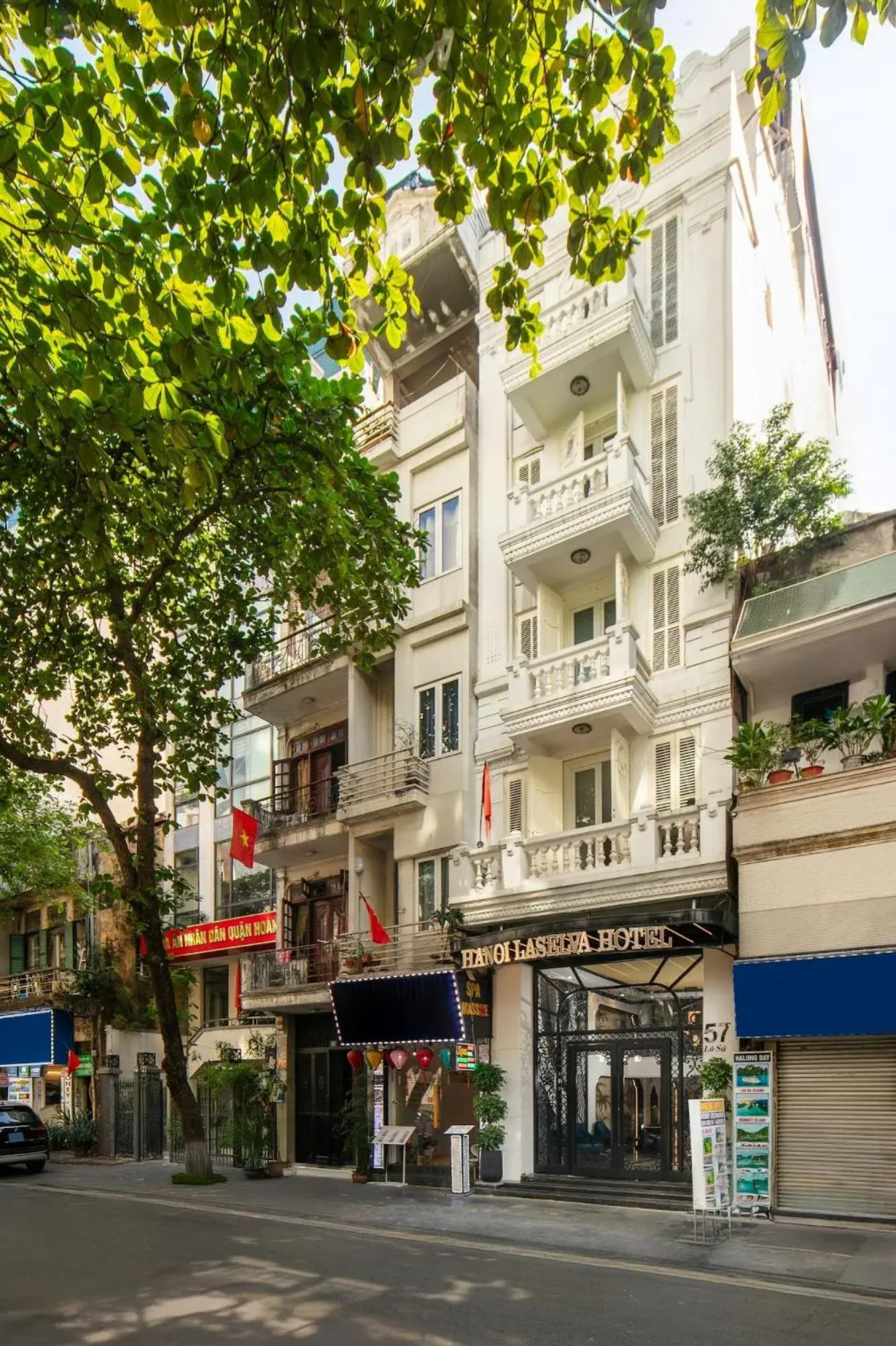 Property building in Hanoi La Selva Hotel Property building in Hanoi La Selva Hotel