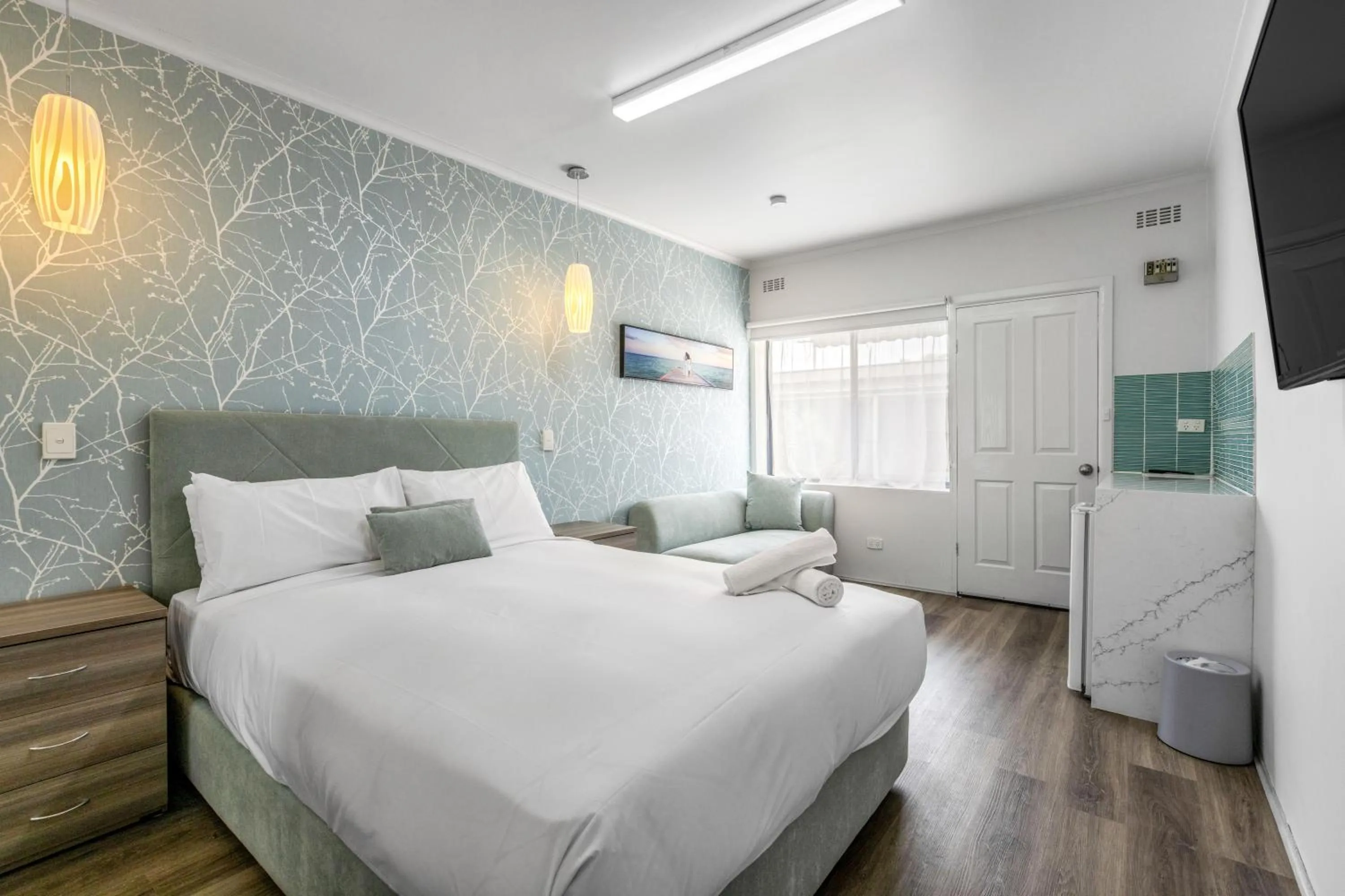 Photo of the whole room, Bed in Rosebud Motel