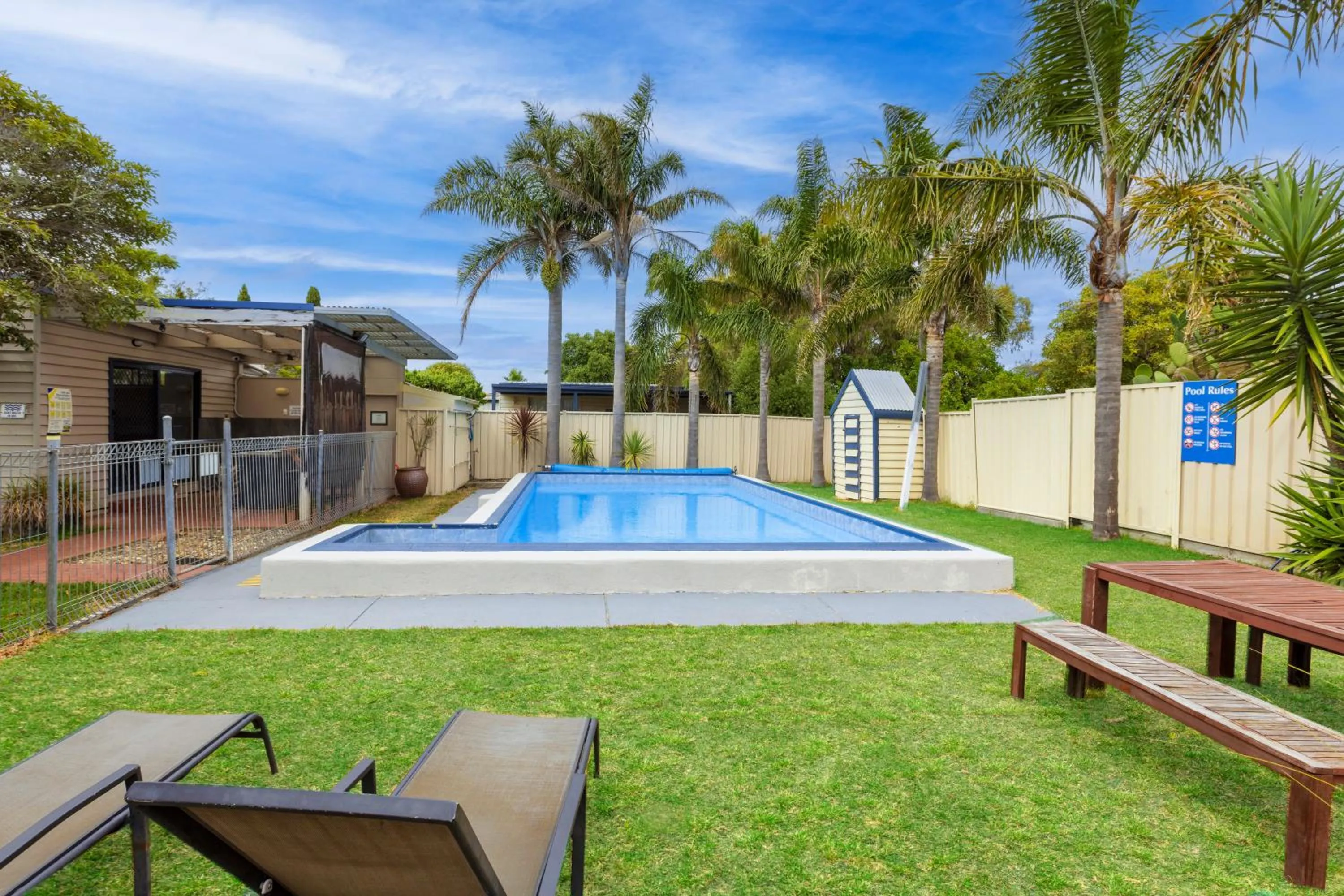 Swimming pool in Rosebud Motel
