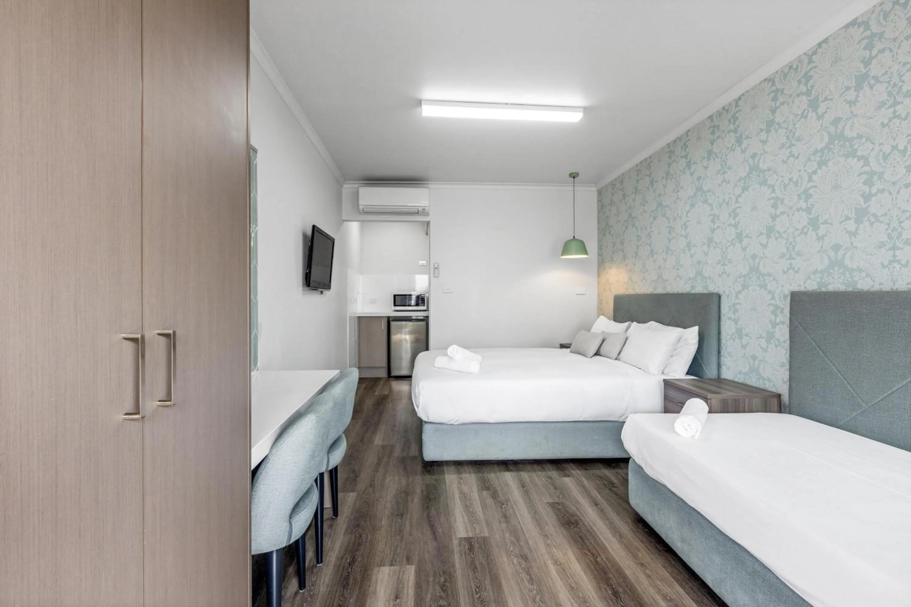 Photo of the whole room, Bed in Rosebud Motel