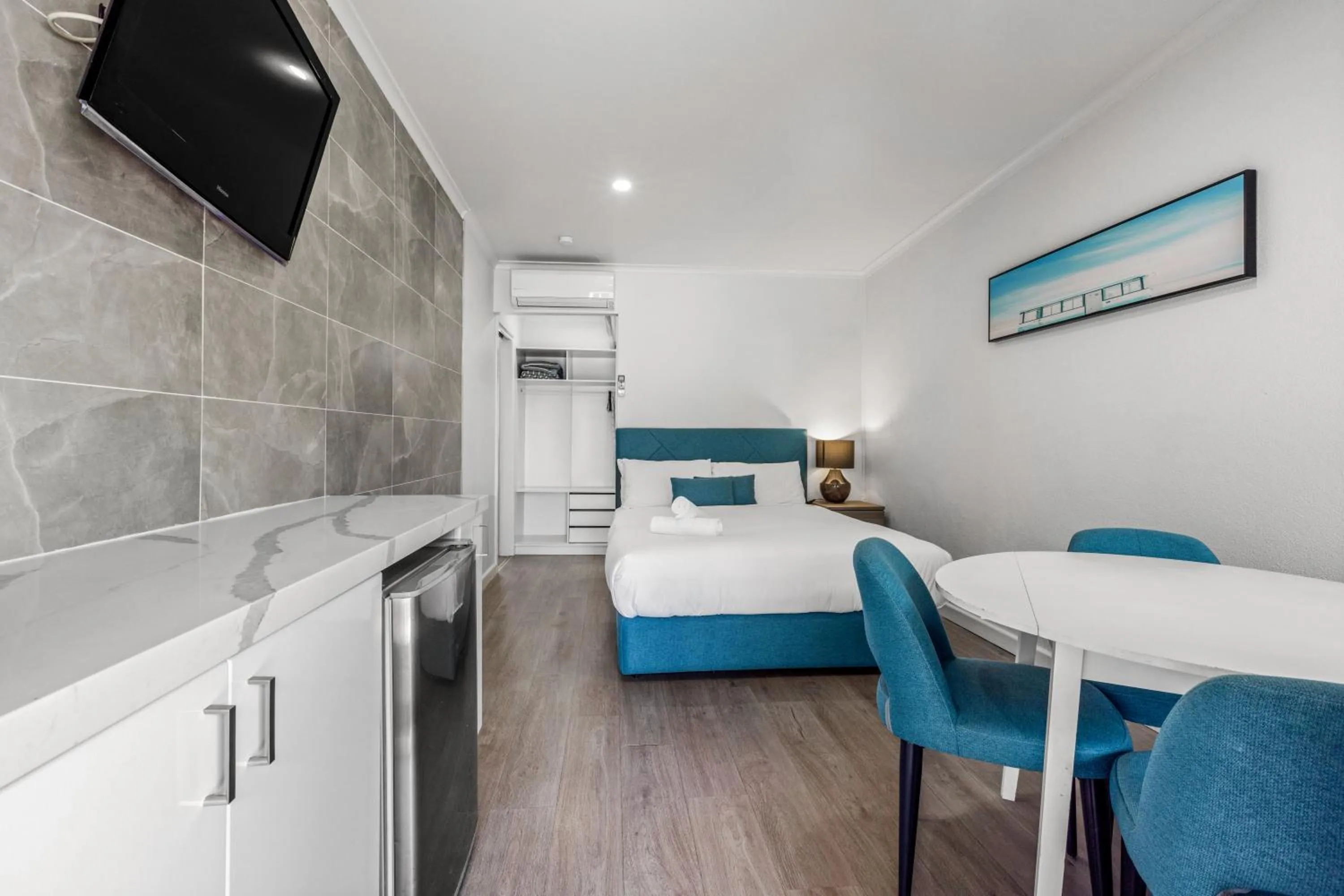 Kitchen or kitchenette, Bed in Rosebud Motel