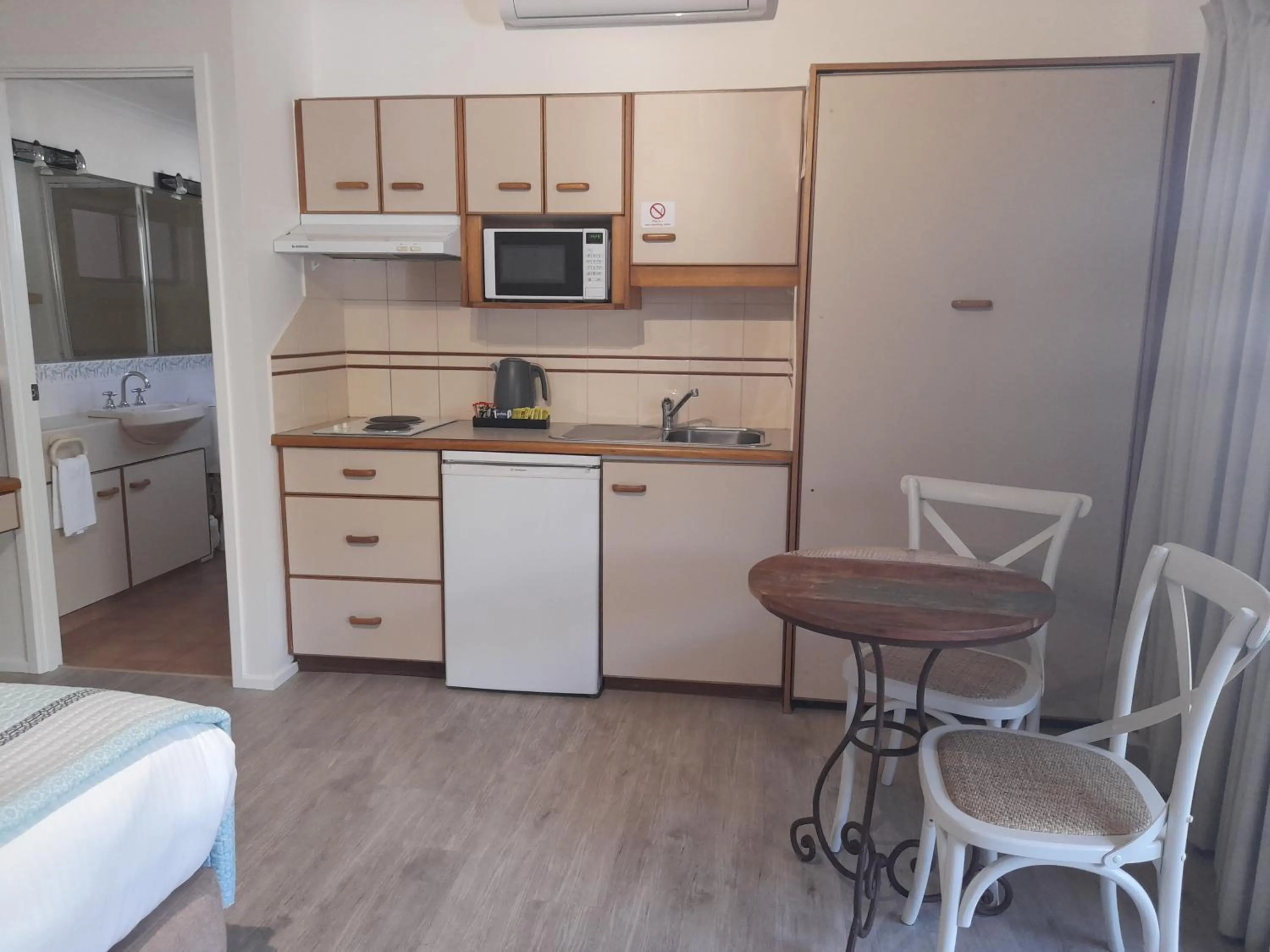 Kitchen or kitchenette in Boat Harbour Studio Apartments and Villas