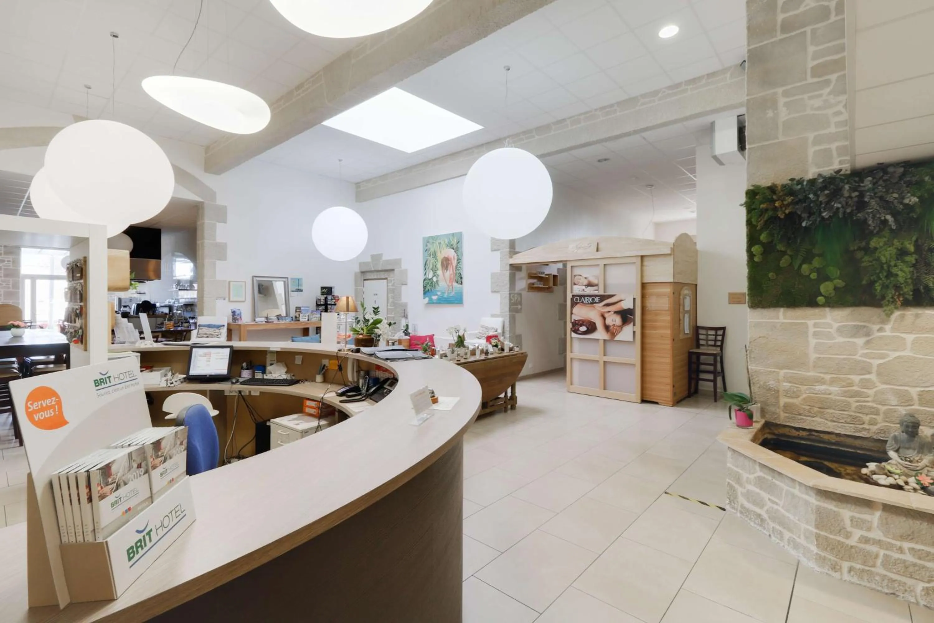 Lobby or reception in Brit Hotel Alghotel