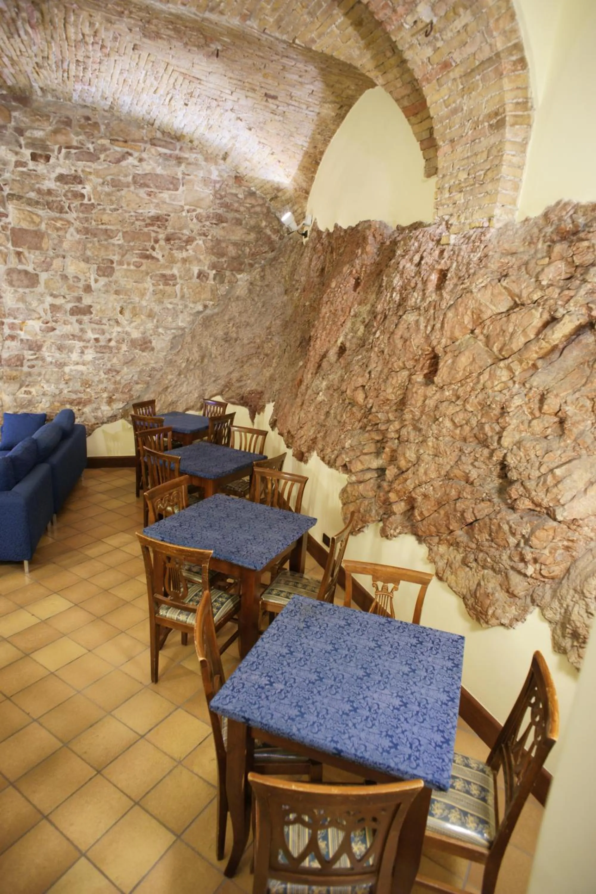Restaurant/places to eat in Hotel La Rocca