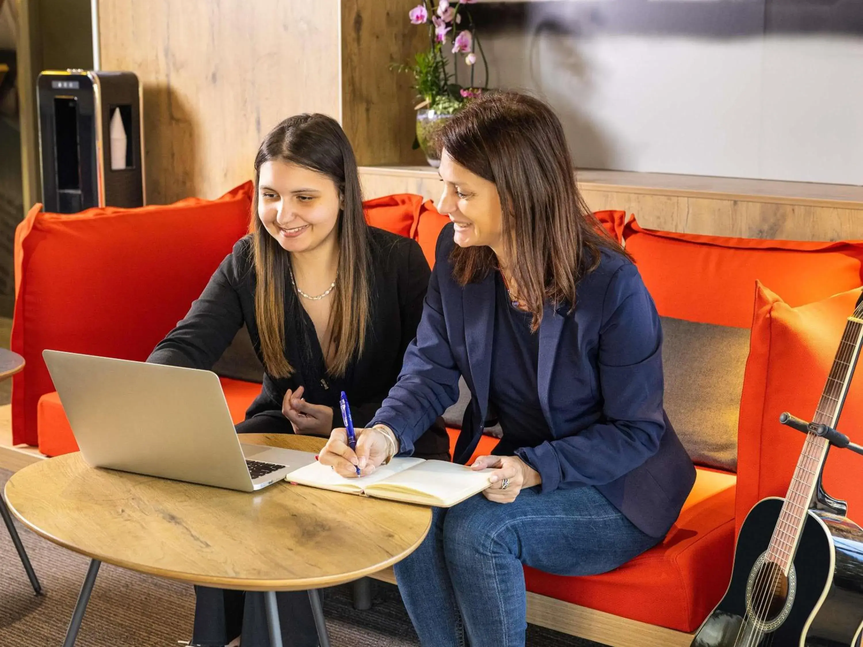 Lounge or bar in ibis Epinal Centre Lounge or bar in ibis Epinal Centre