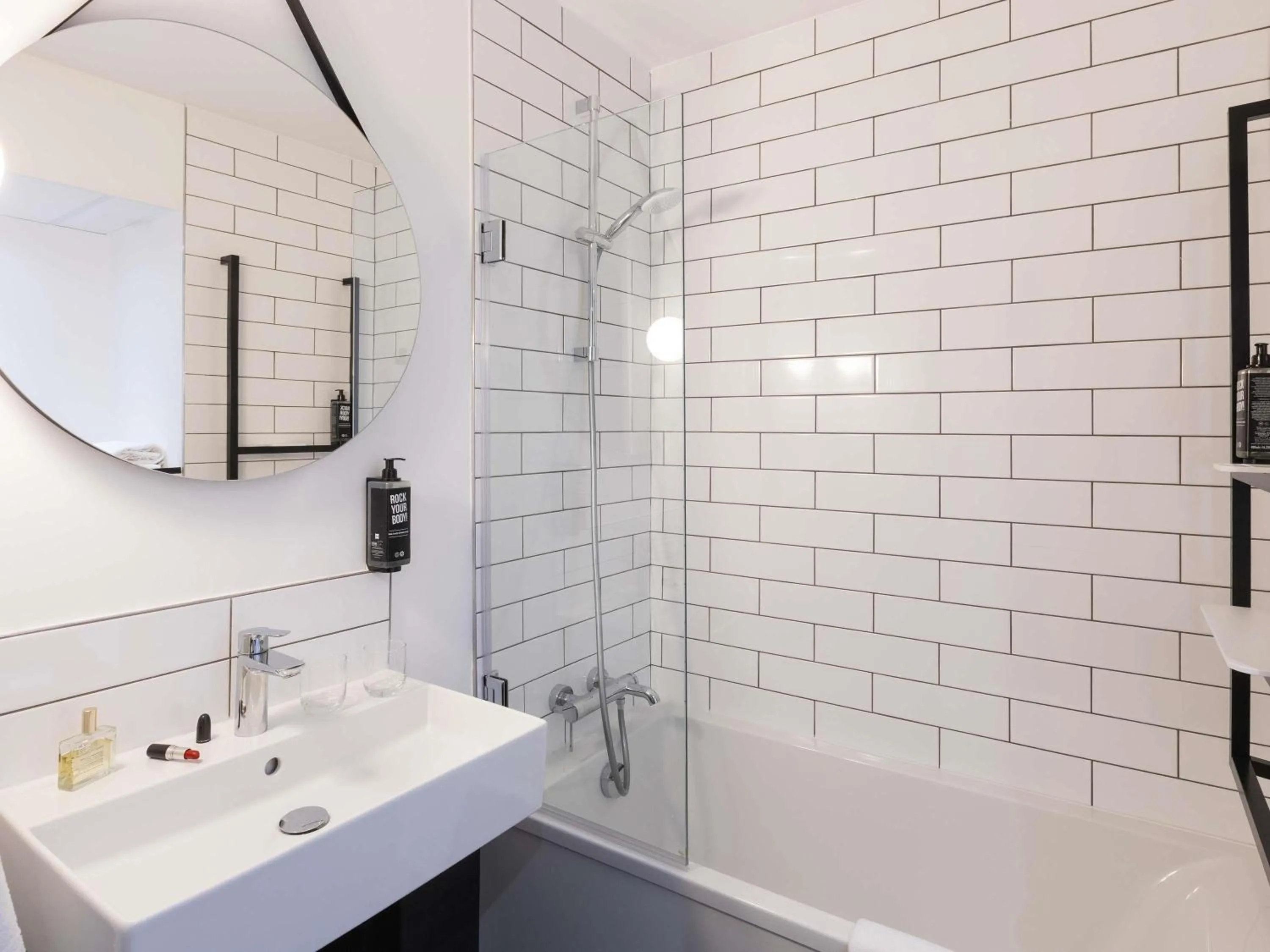 Bedroom in ibis Epinal Centre