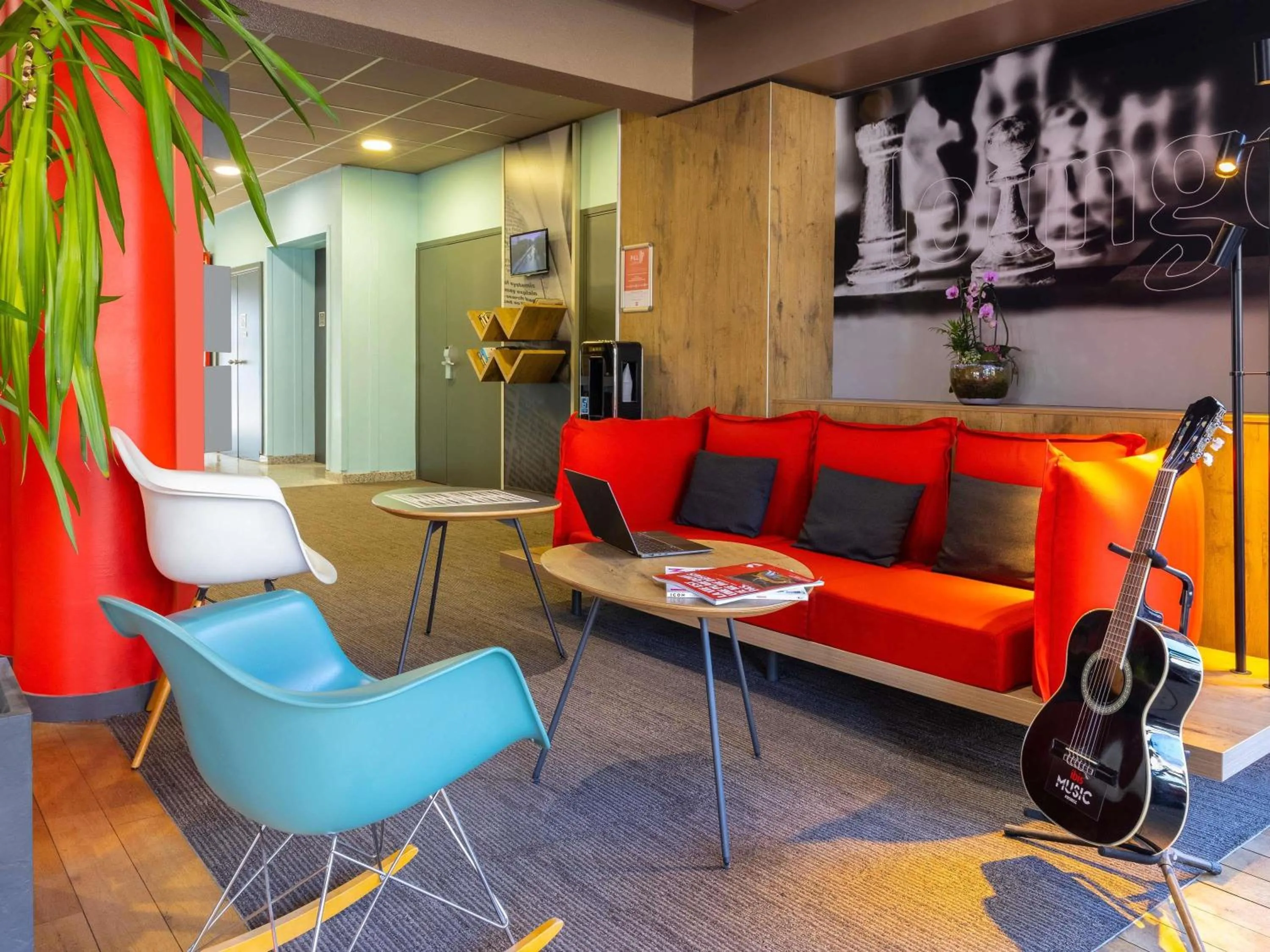 Lounge or bar in ibis Epinal Centre