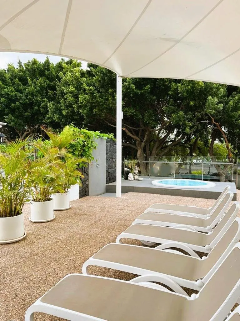 Swimming pool in Hyde Park Lane