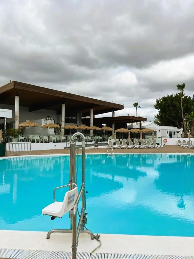 Swimming pool in Hyde Park Lane