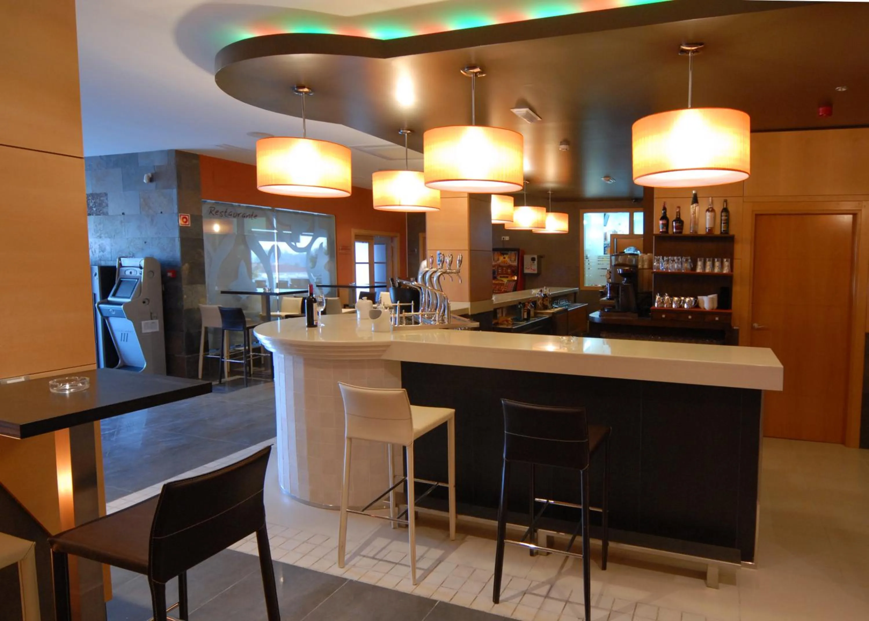 Restaurant/places to eat in Hotel Macami