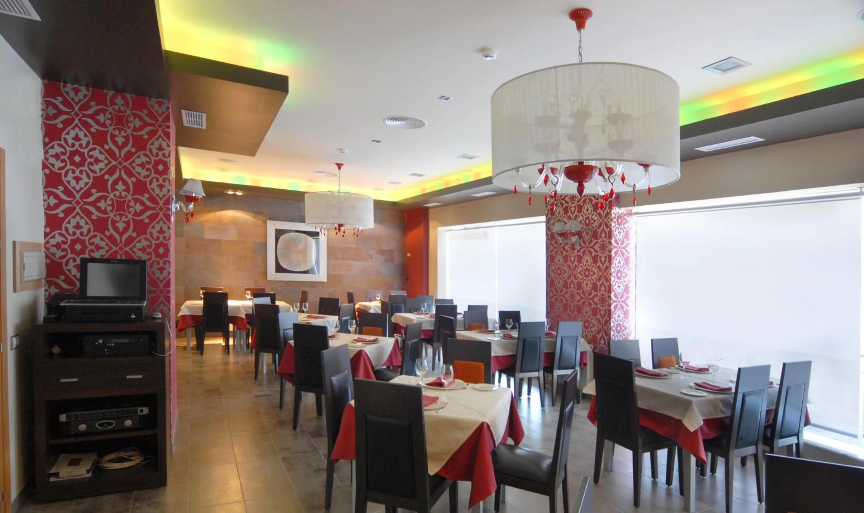 Restaurant/places to eat in Hotel Macami