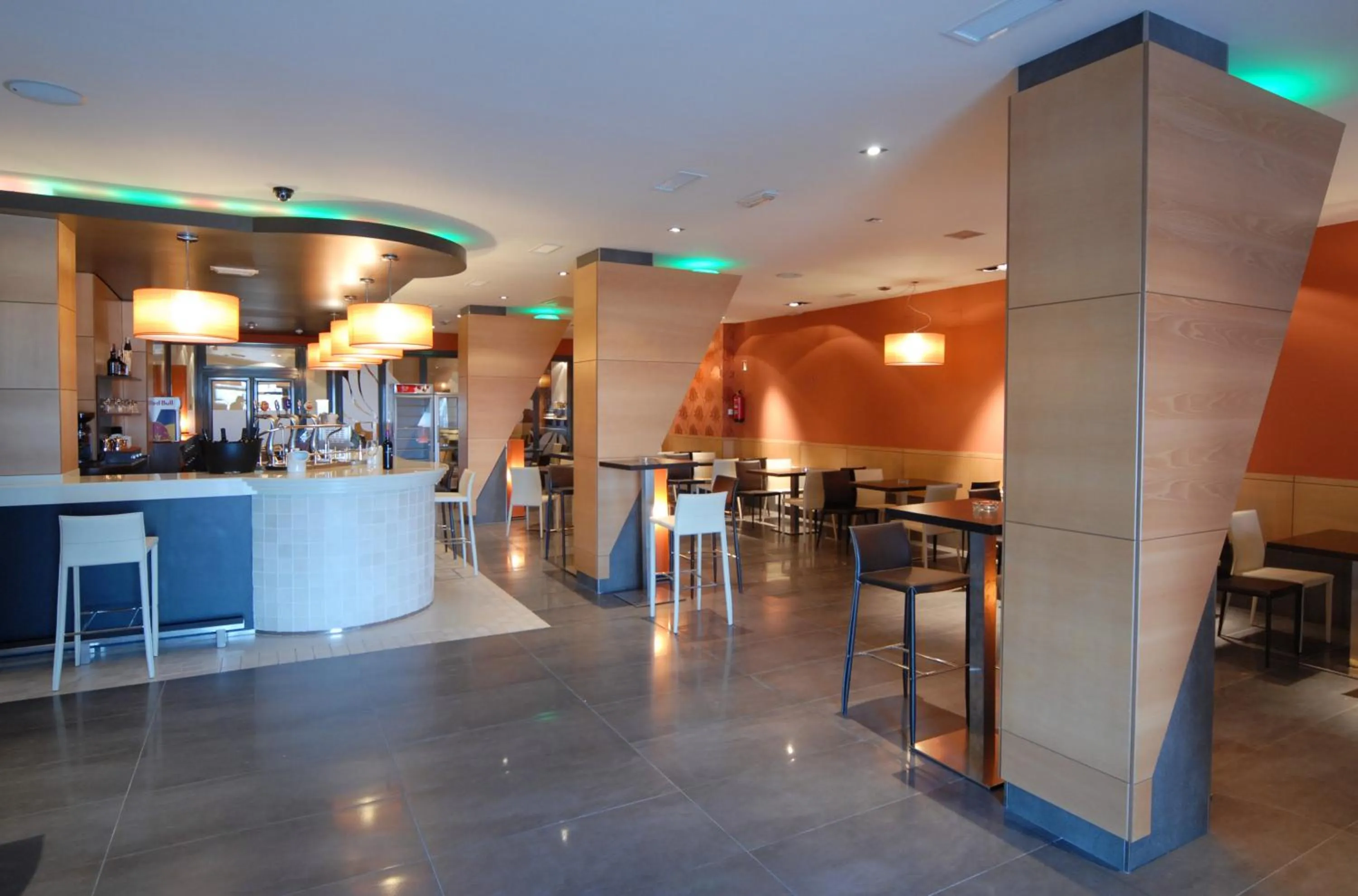 Restaurant/places to eat in Hotel Macami