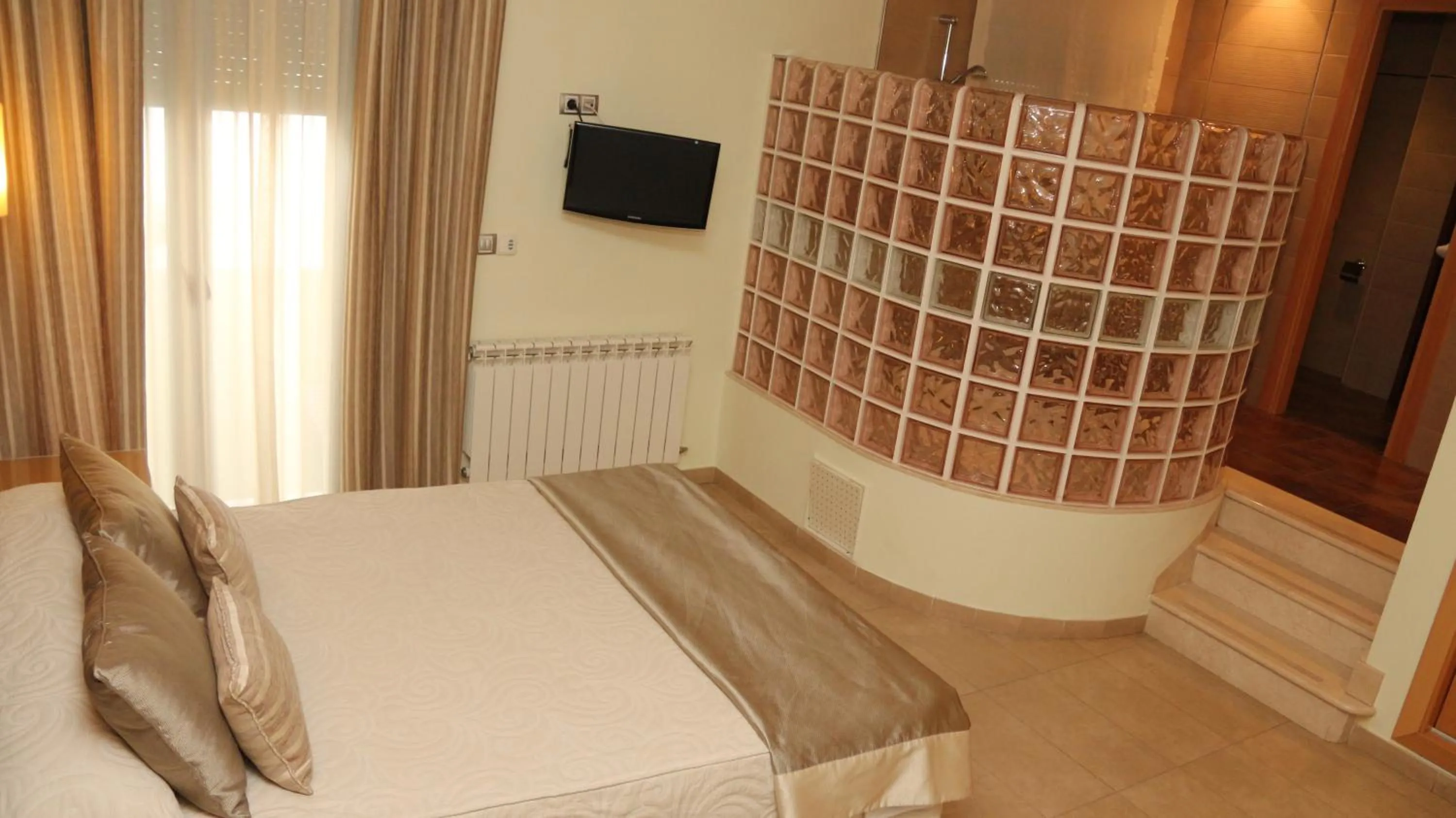 Day, Bed in Hotel Macami