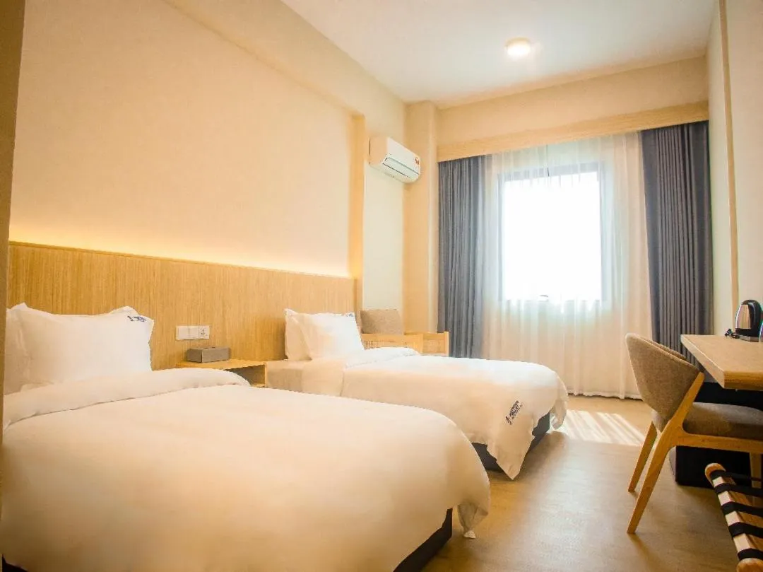 Bed in Eastwood Valley Golf & Country Club