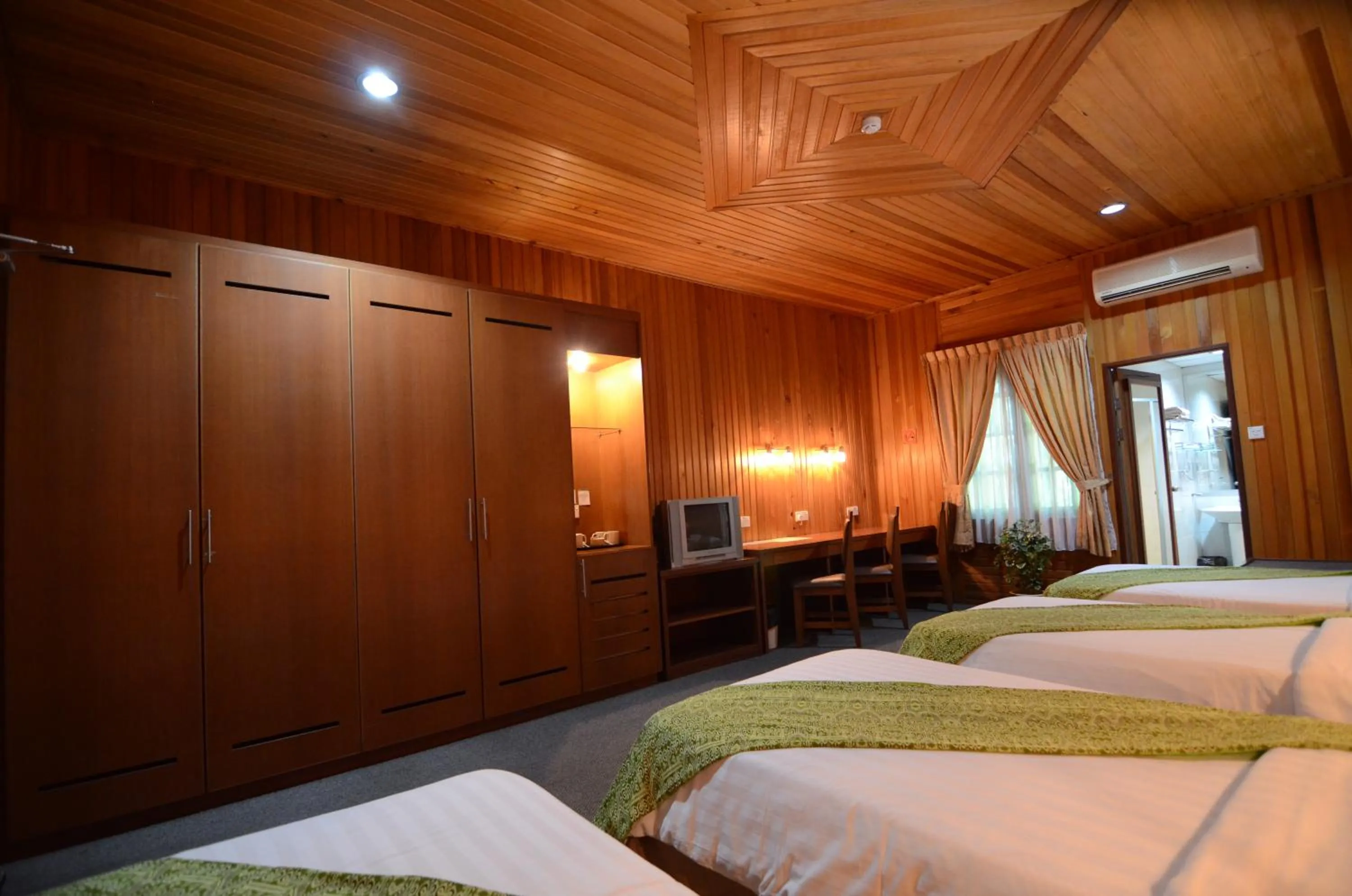 Photo of the whole room, Bed in Eastwood Valley Golf & Country Club