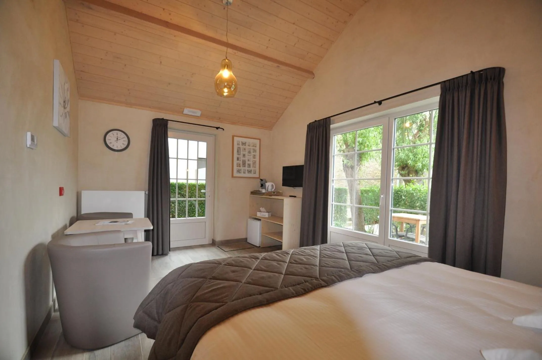 Photo of the whole room, Bed in B&B Knotwilgenhoeve