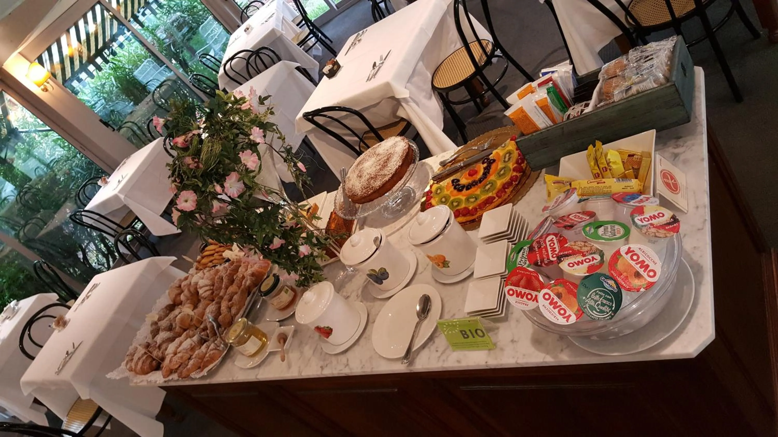 Restaurant/places to eat in Hotel Augustus