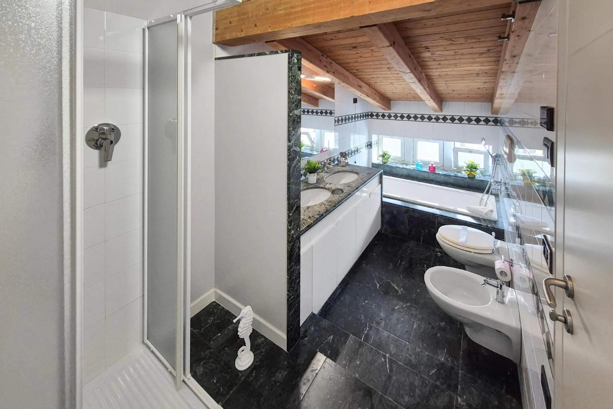 Shower in Hotel Augustus