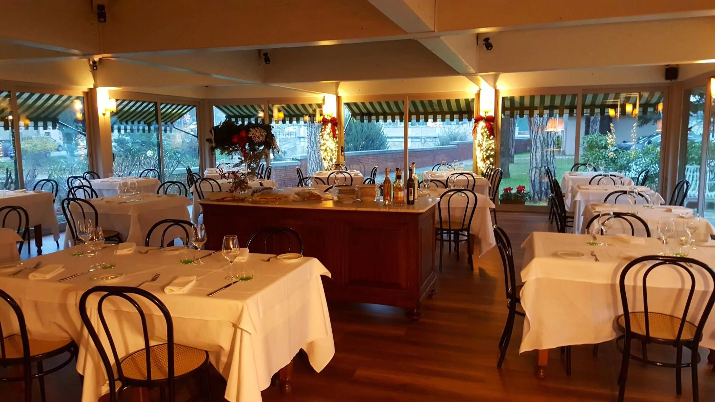 Restaurant/places to eat in Hotel Augustus