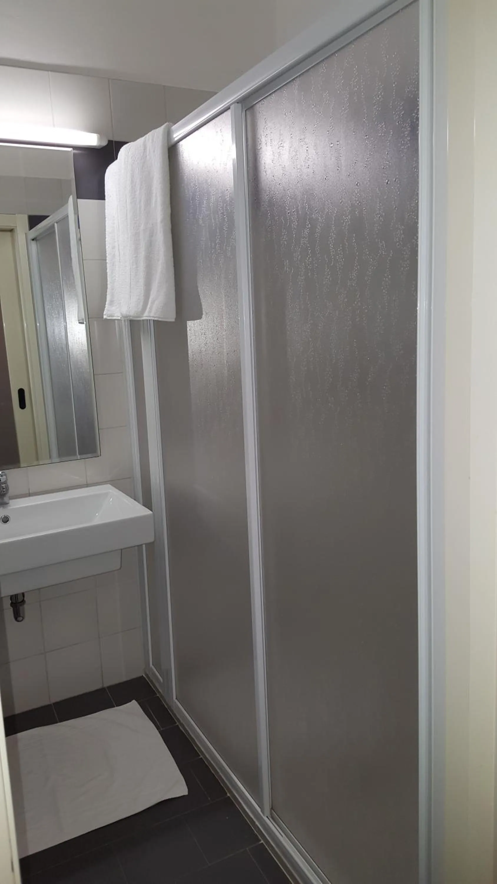 Shower, Bed in Hotel Augustus