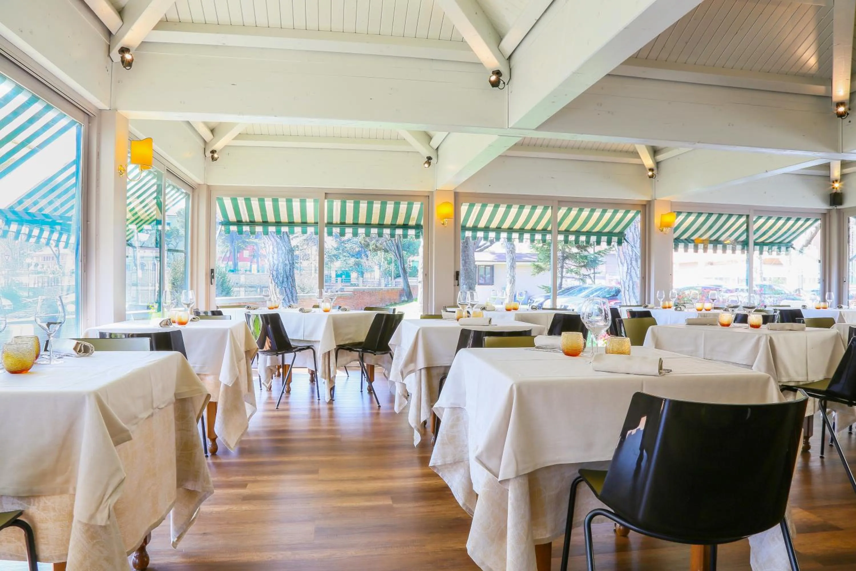 Restaurant/places to eat in Hotel Augustus