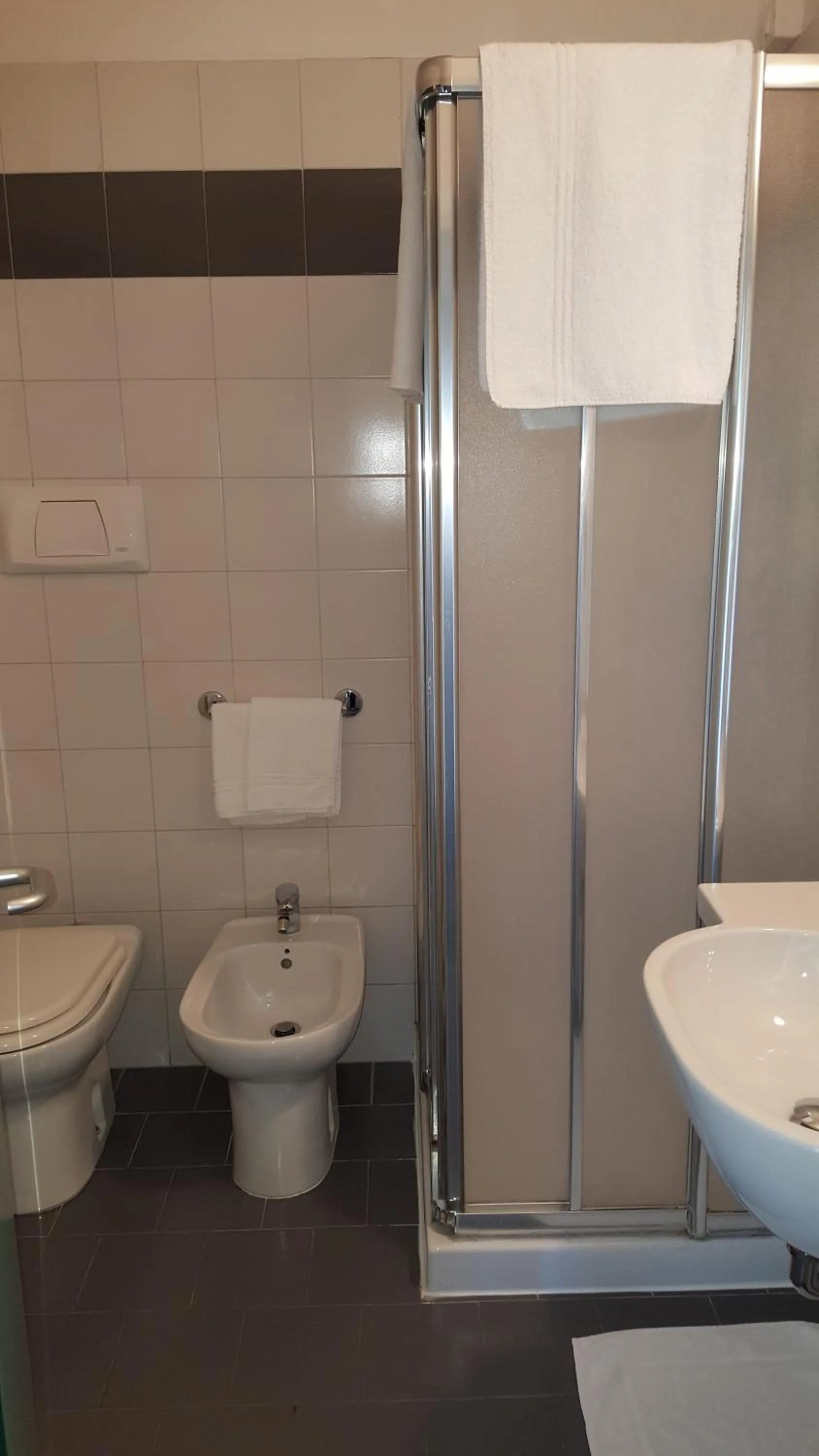 Shower in Hotel Augustus