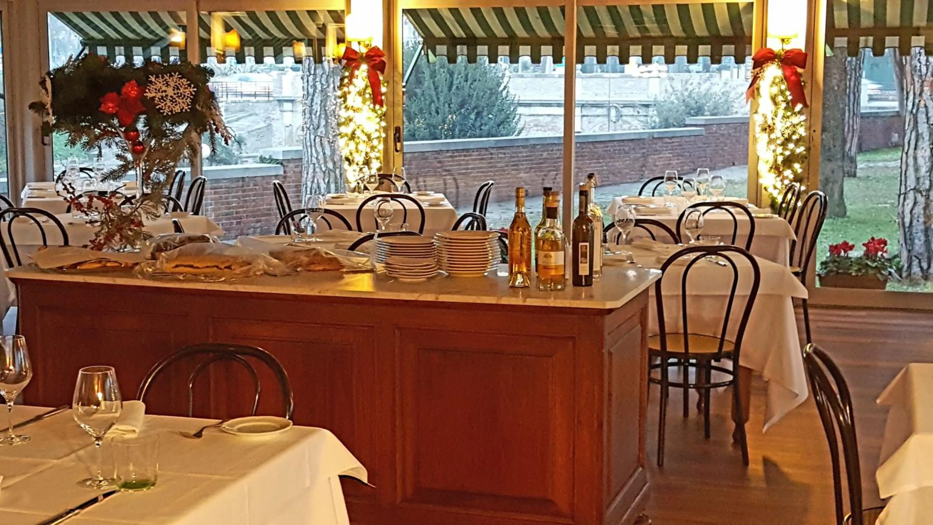 Restaurant/places to eat in Hotel Augustus