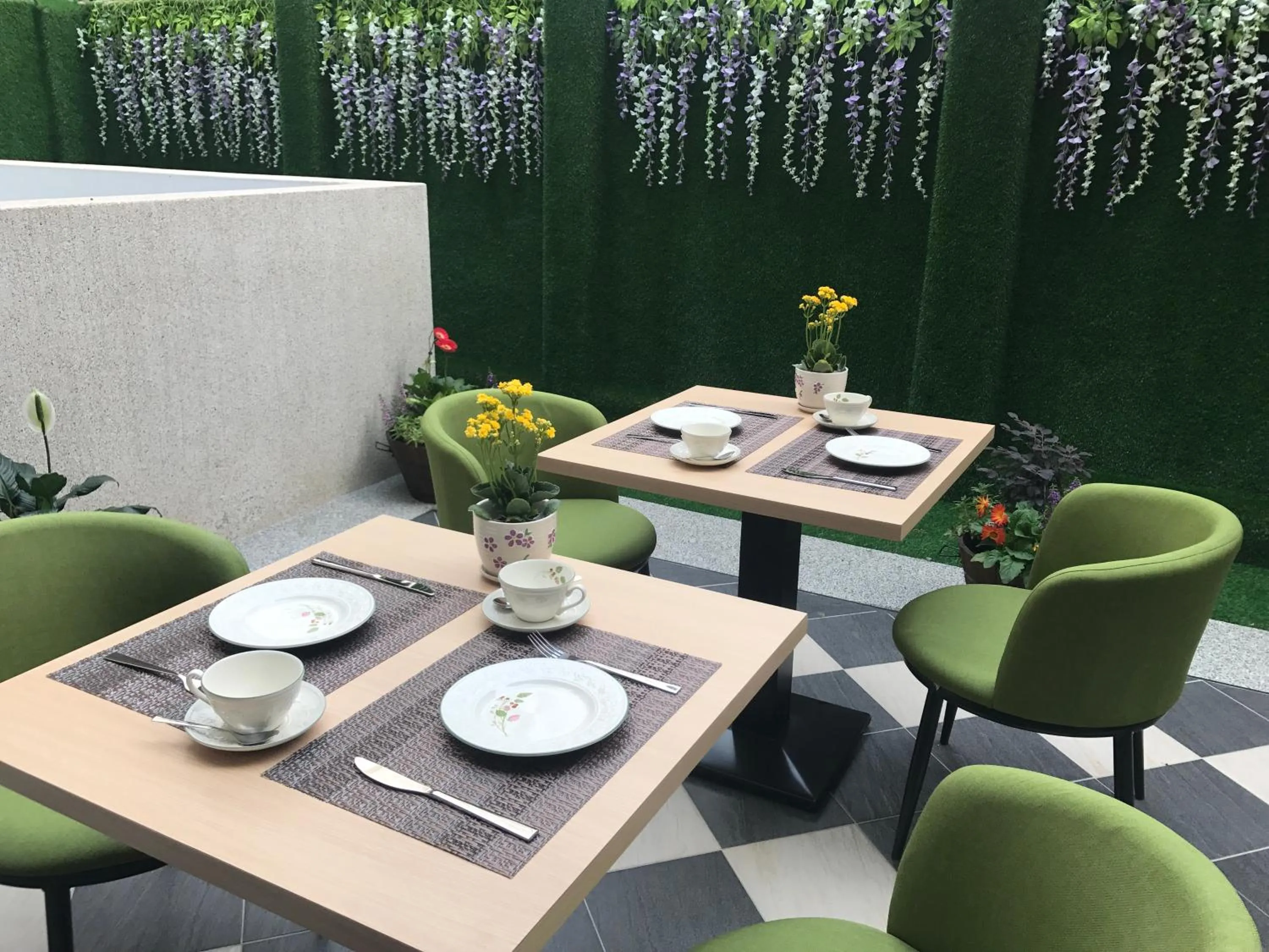 Restaurant/places to eat in ML Hotel