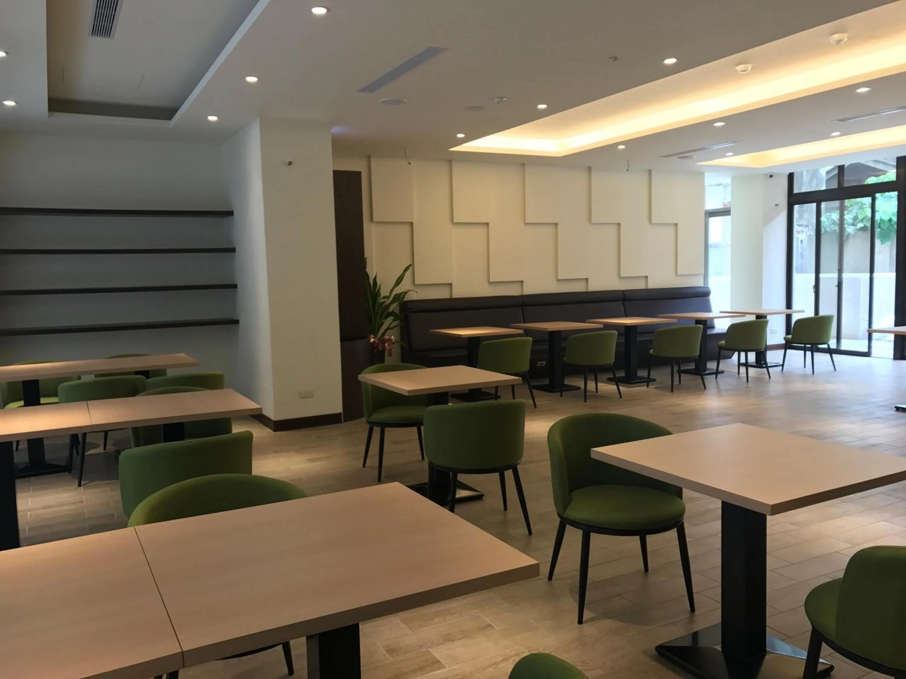 Restaurant/places to eat in ML Hotel