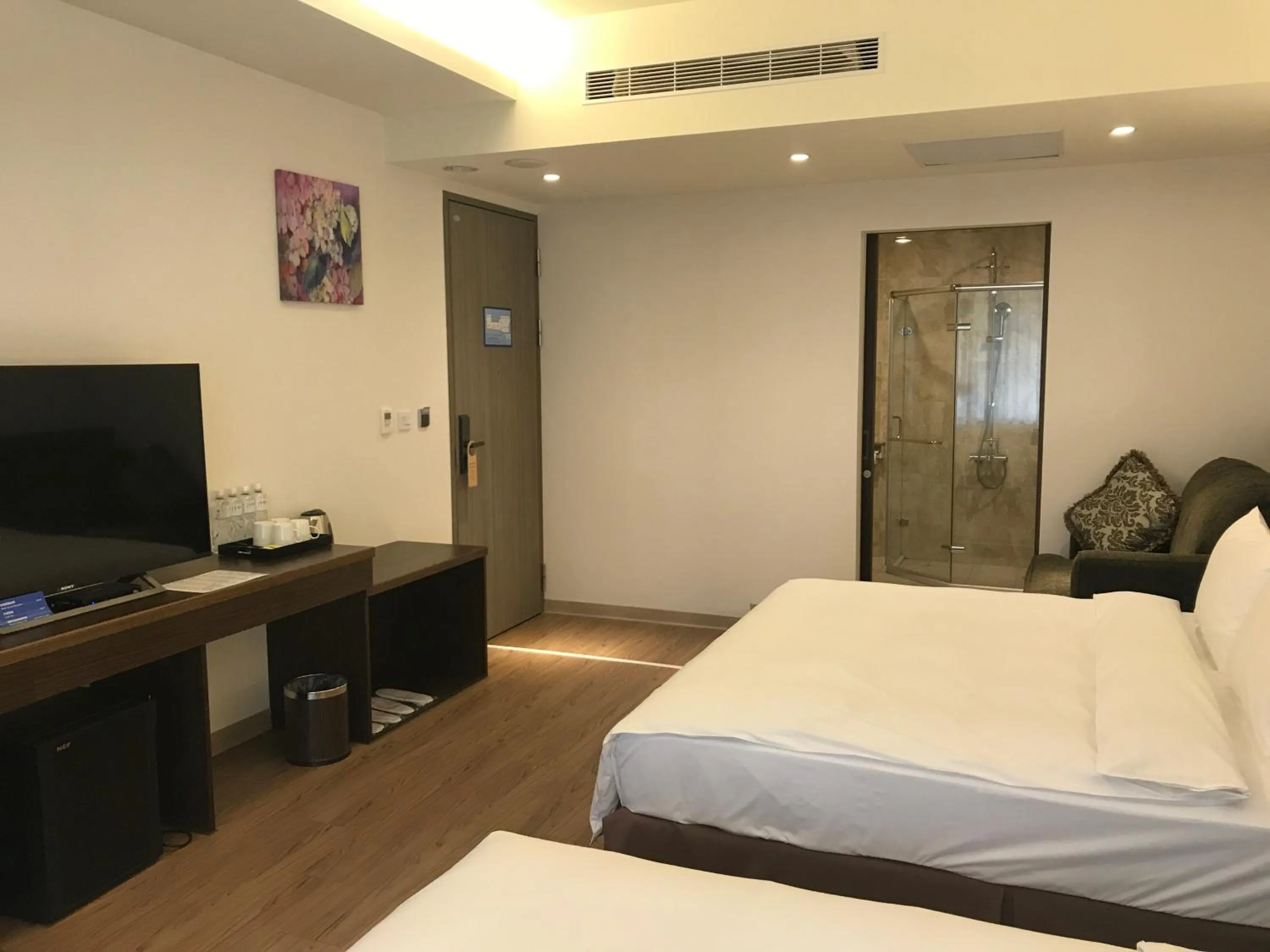 Photo of the whole room, Bed in ML Hotel