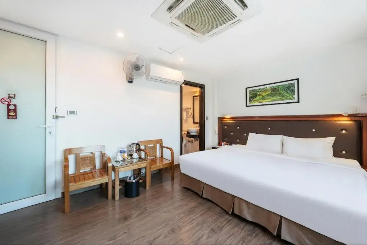 Superior Double Room in A25 Hotel - 28 Trần Quý Cáp Superior Double Room in A25 Hotel - 28 Trần Quý Cáp