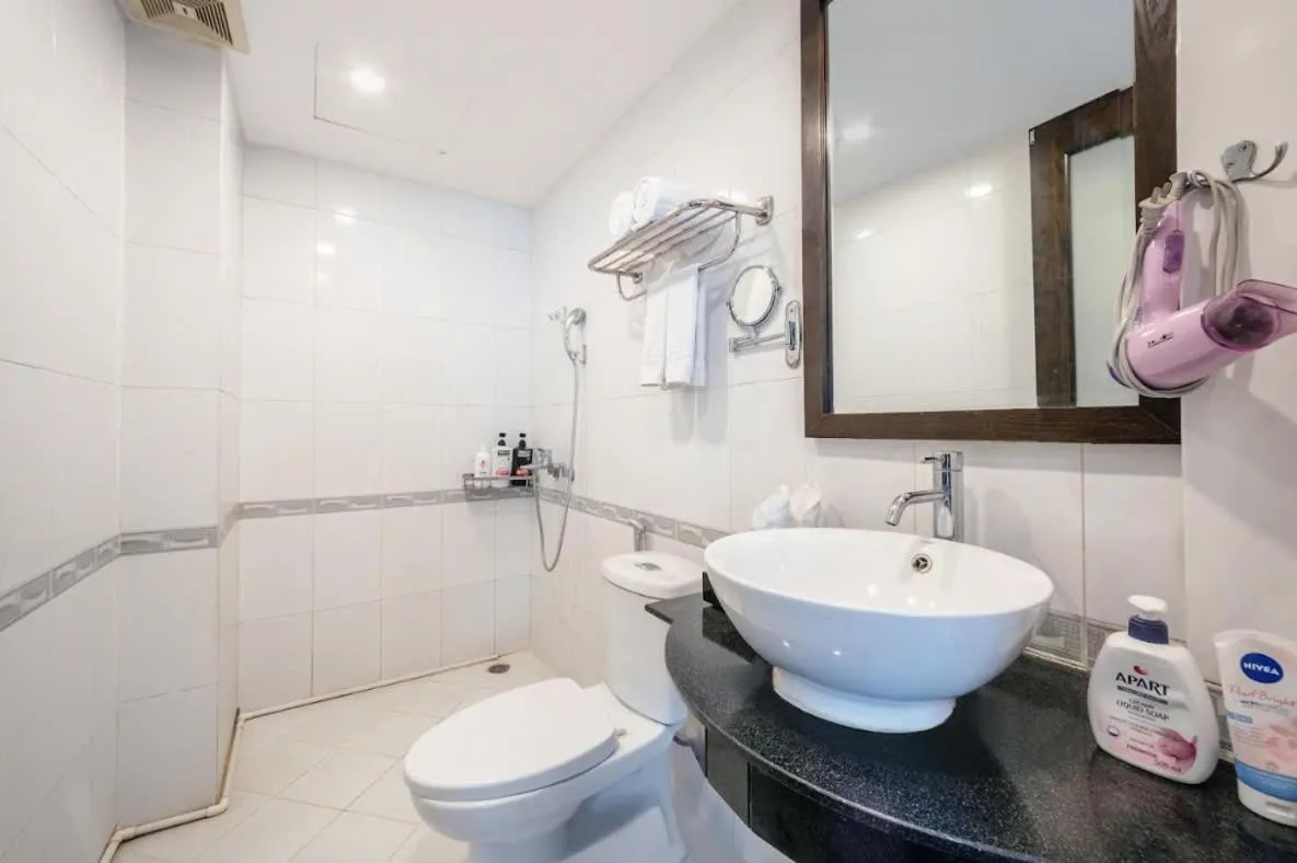 Shower in A25 Hotel - 28 Trần Quý Cáp