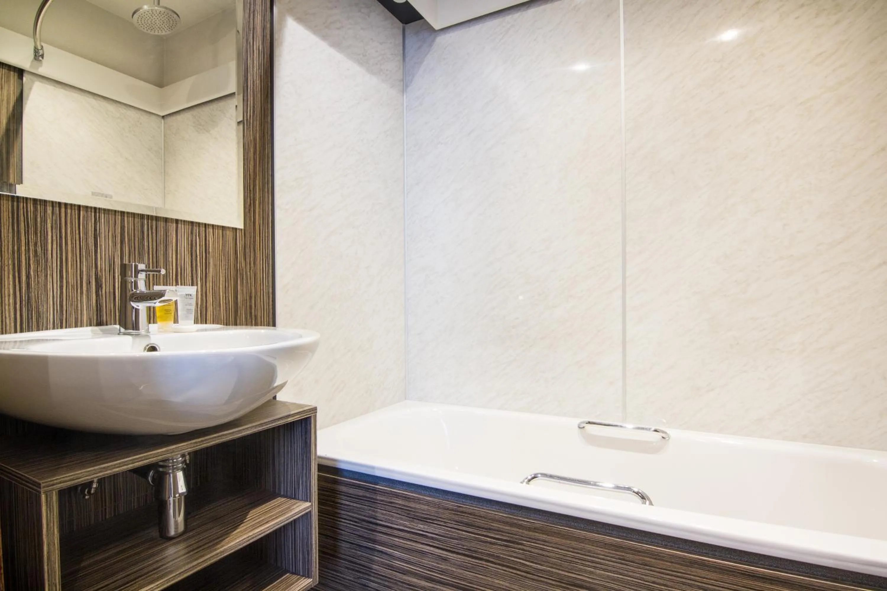 Shower in White Hart Hotel & Apartments