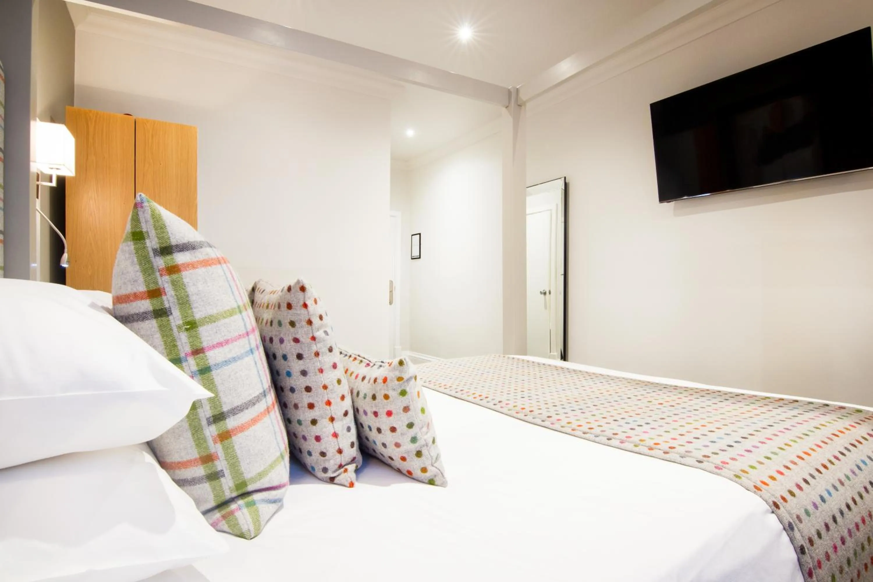 Spring, Bed in White Hart Hotel & Apartments