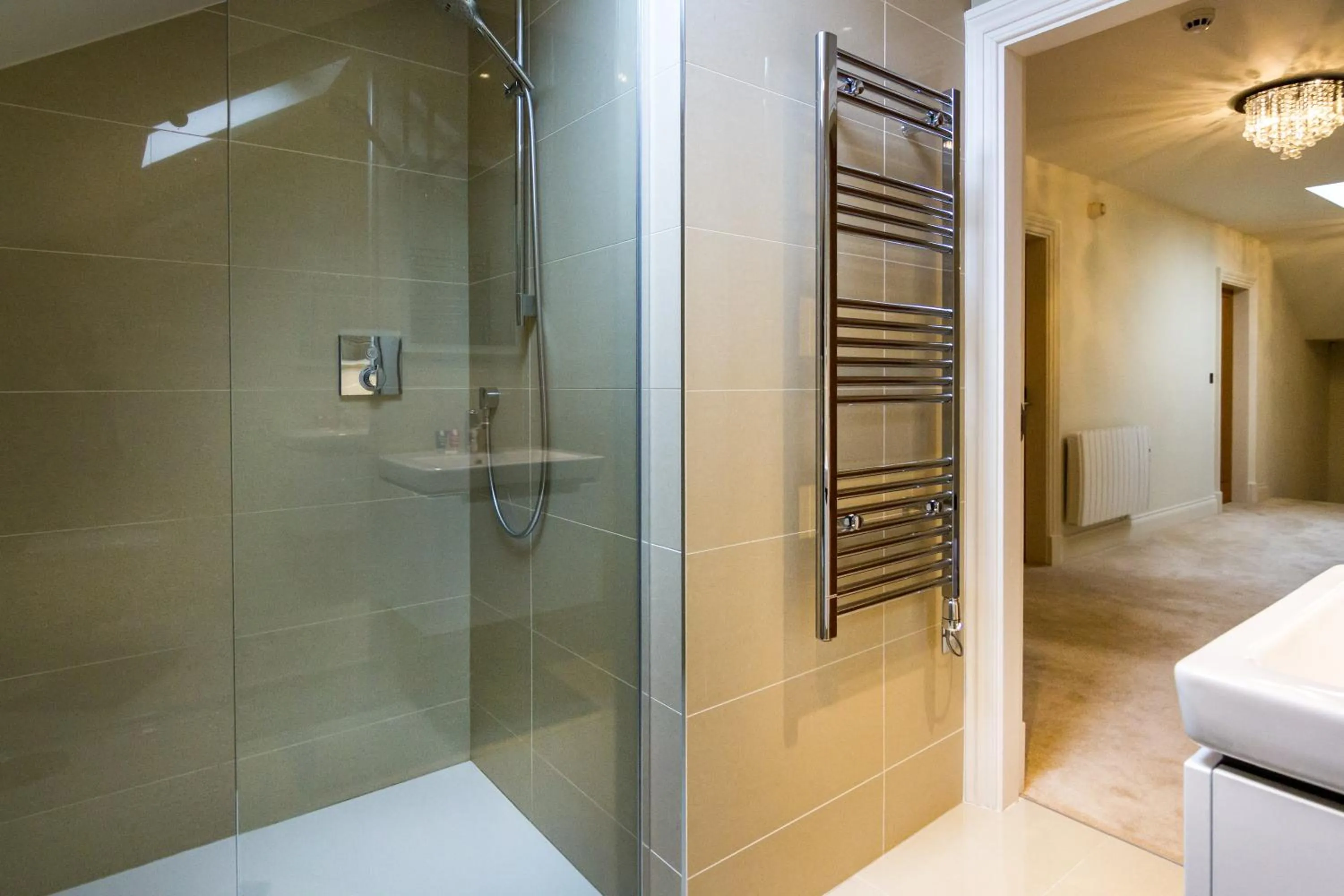 Shower in White Hart Hotel & Apartments