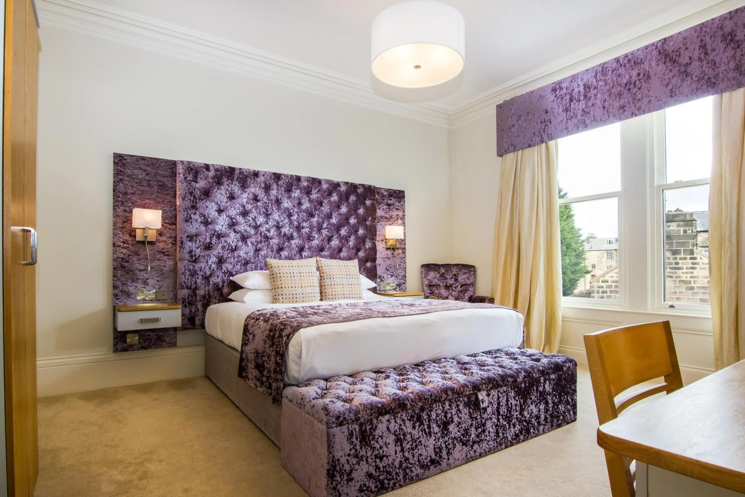 Spring, Bed in White Hart Hotel & Apartments