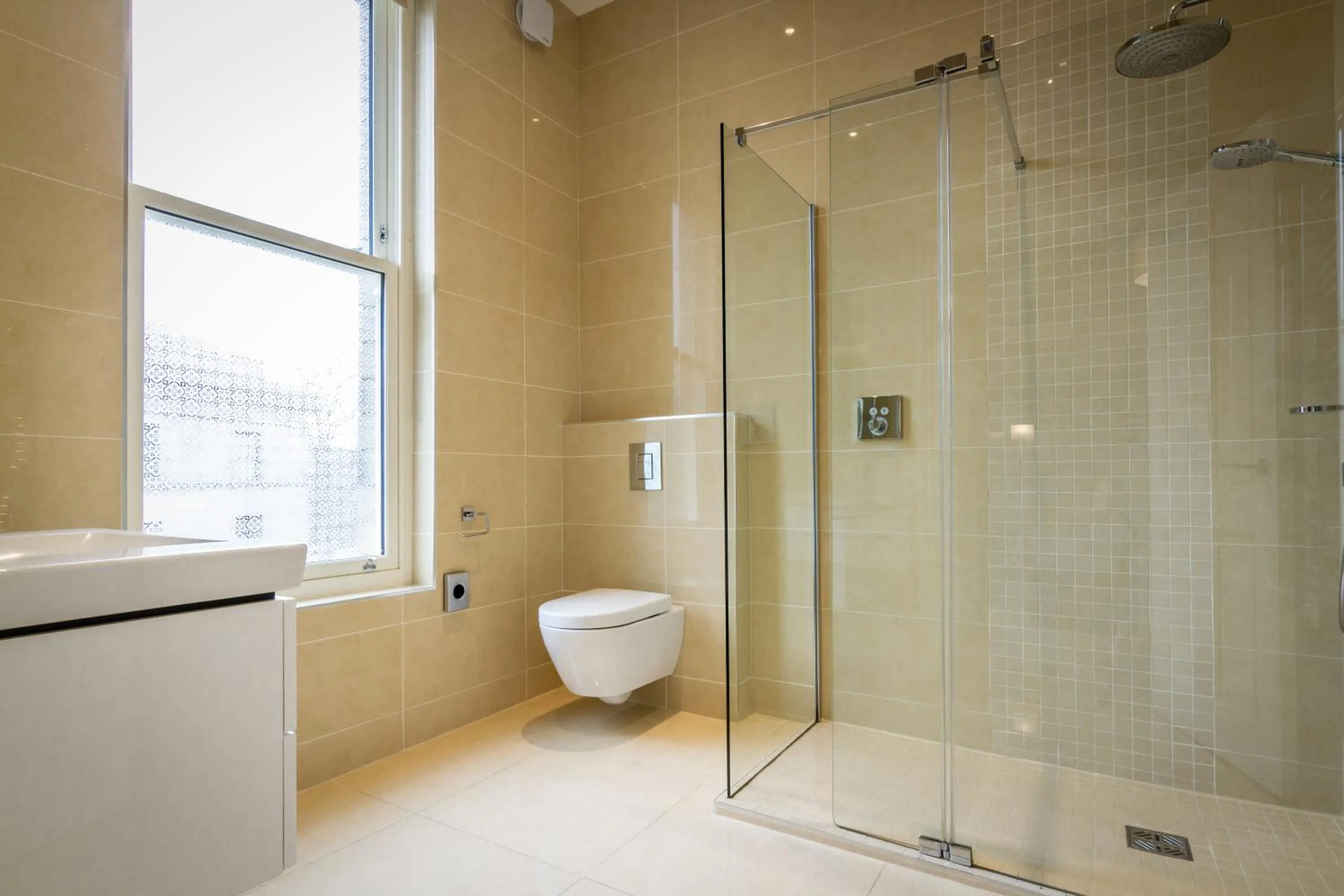 Shower in White Hart Hotel & Apartments