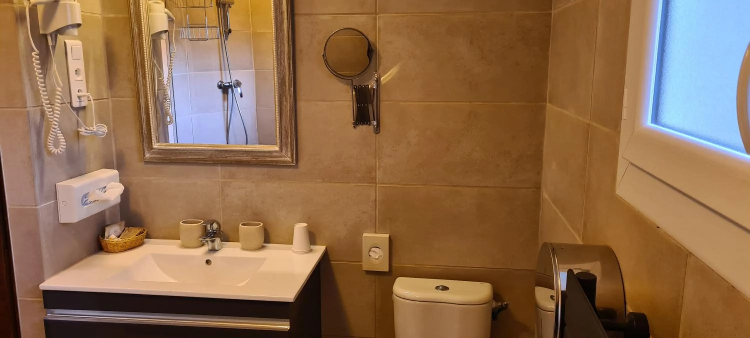 Bathroom in Logis Hôtel - Restaurant Résidence Les Cèdres